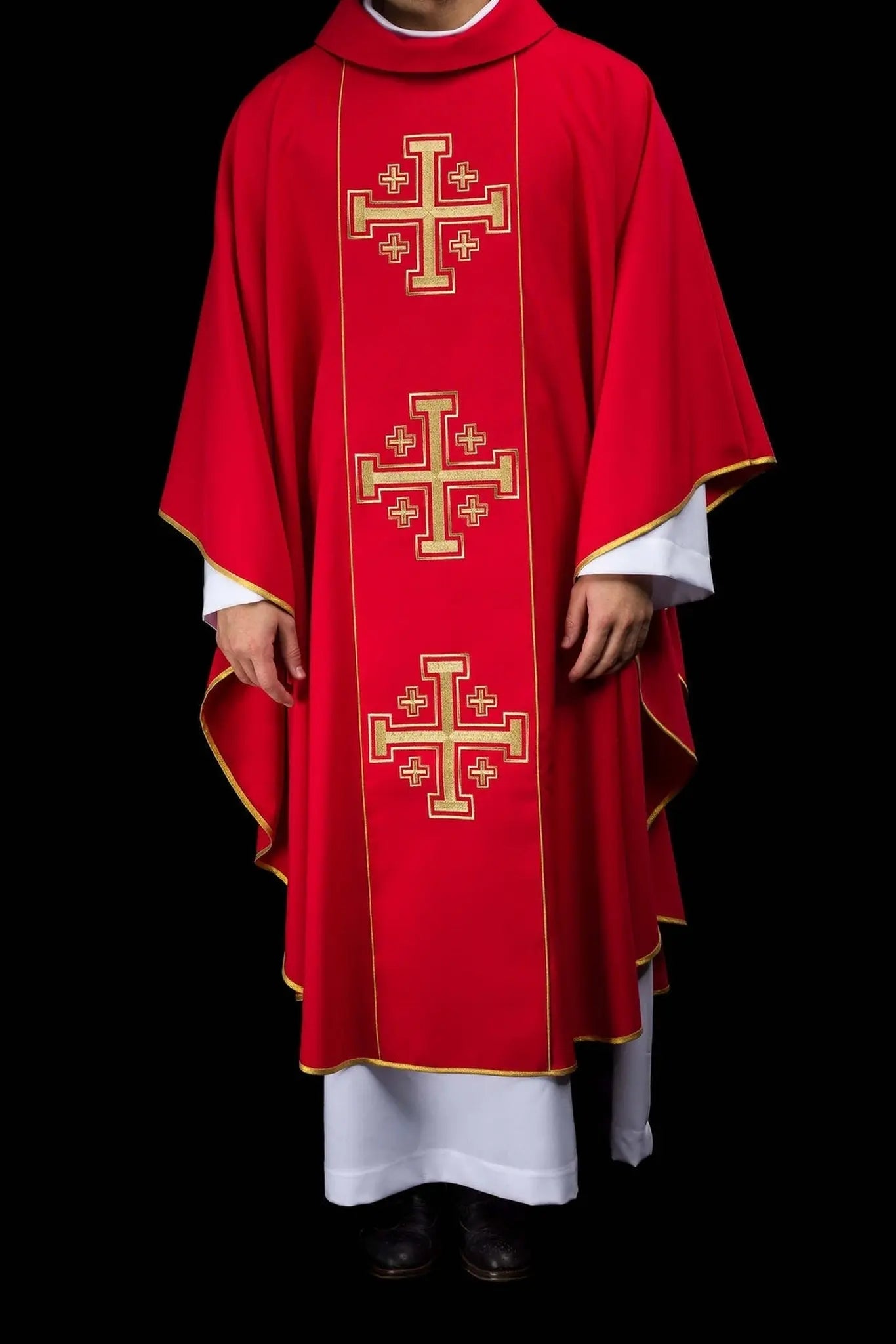 Chasuble rouge brodée avec bande et croix de Jérusalem