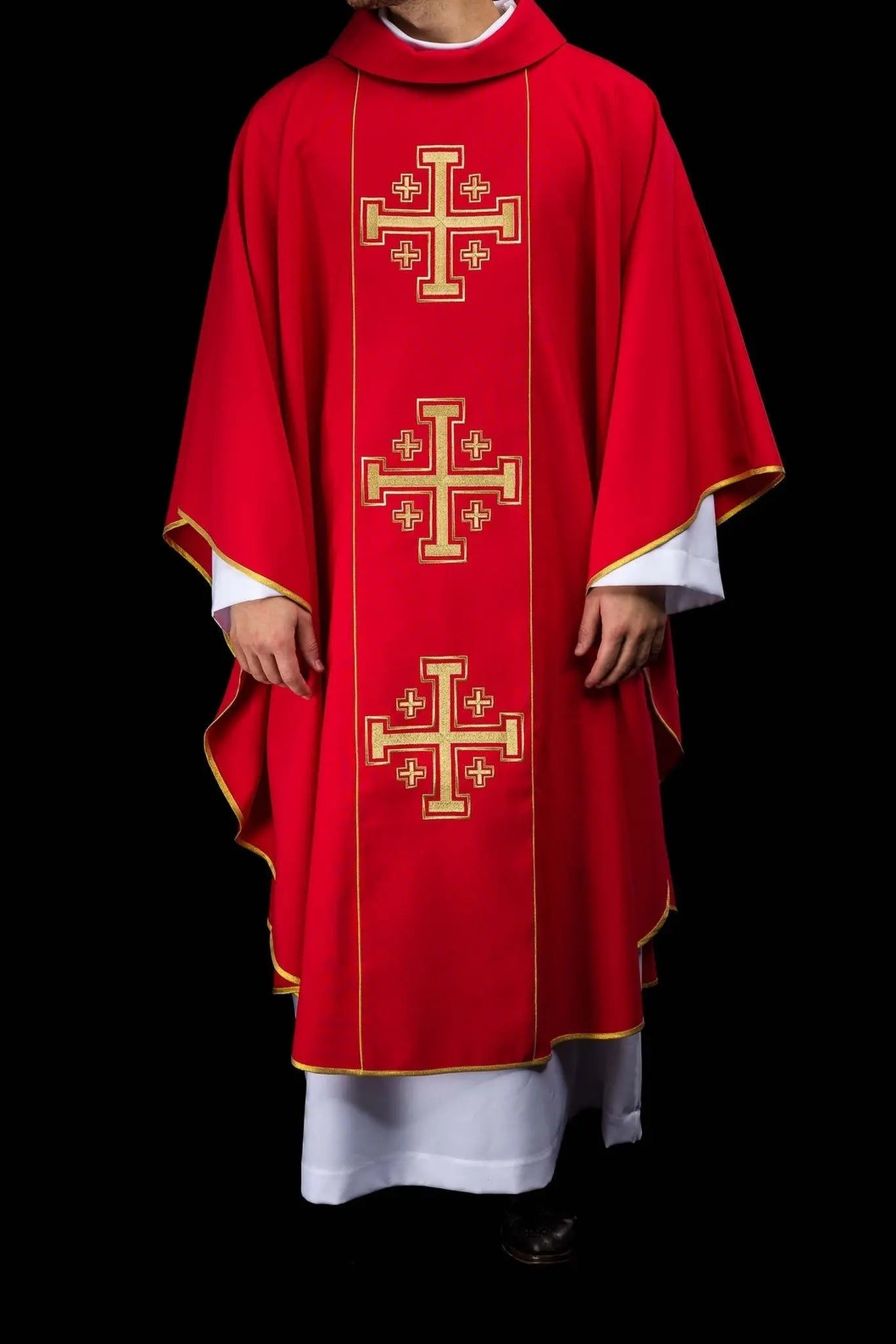 Chasuble rouge brodée avec bande et croix de Jérusalem
