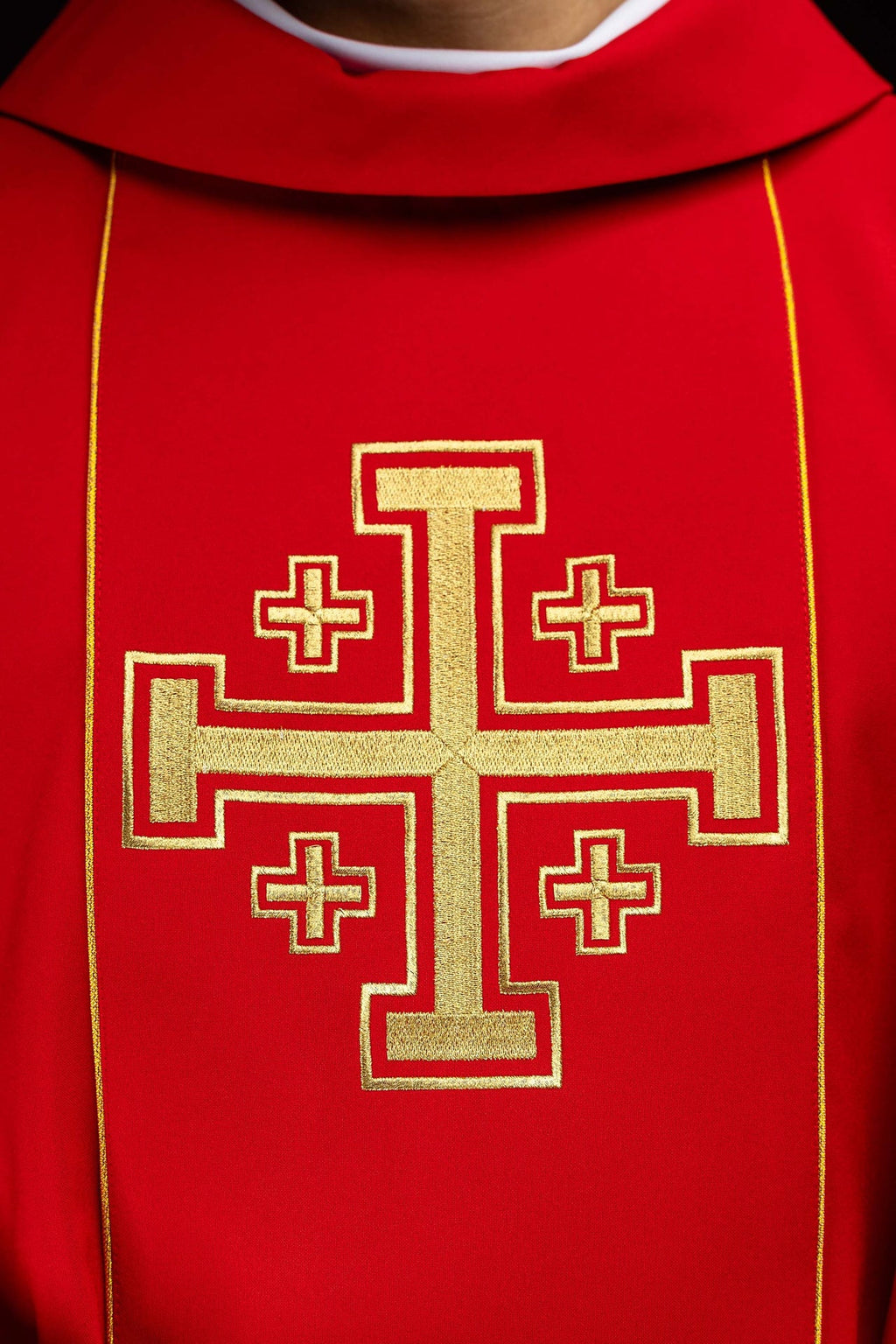 Ornat haftowany czerwony z pasem krzyże jerozolimskie - ORNATY.PL