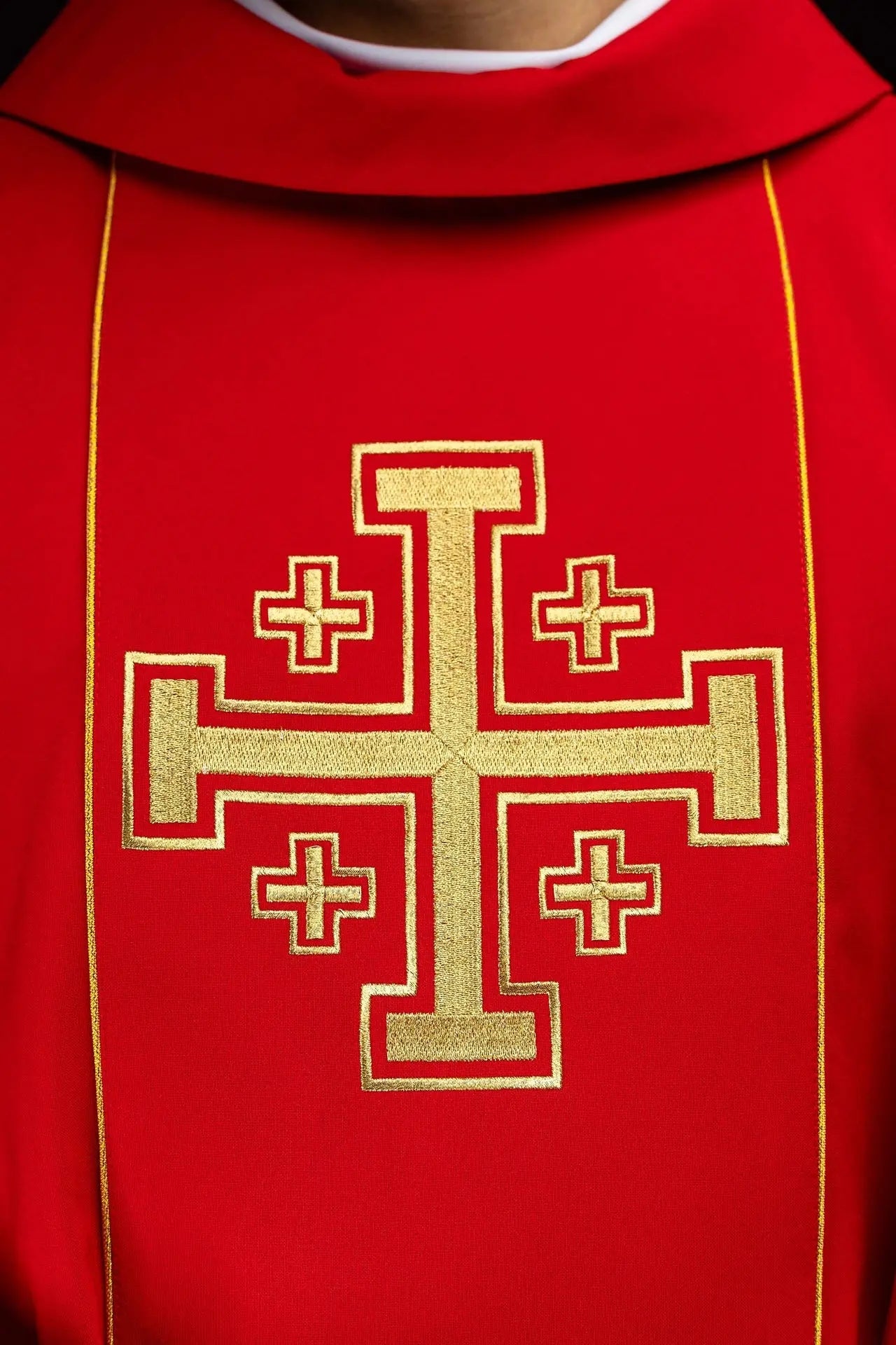 Chasuble rouge brodée avec bande et croix de Jérusalem