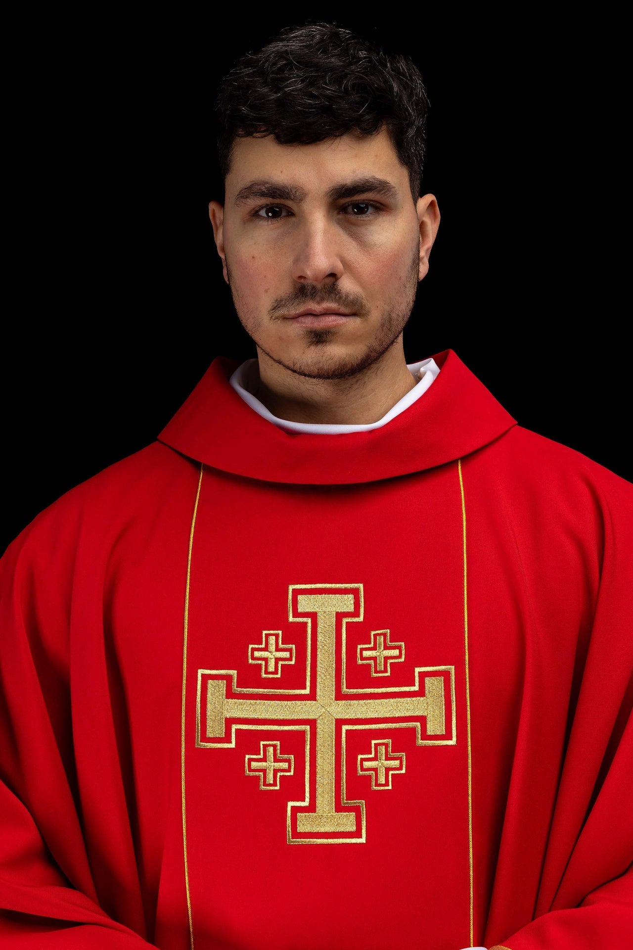 Ornat haftowany czerwony z pasem krzyże jerozolimskie - ORNATY.PL