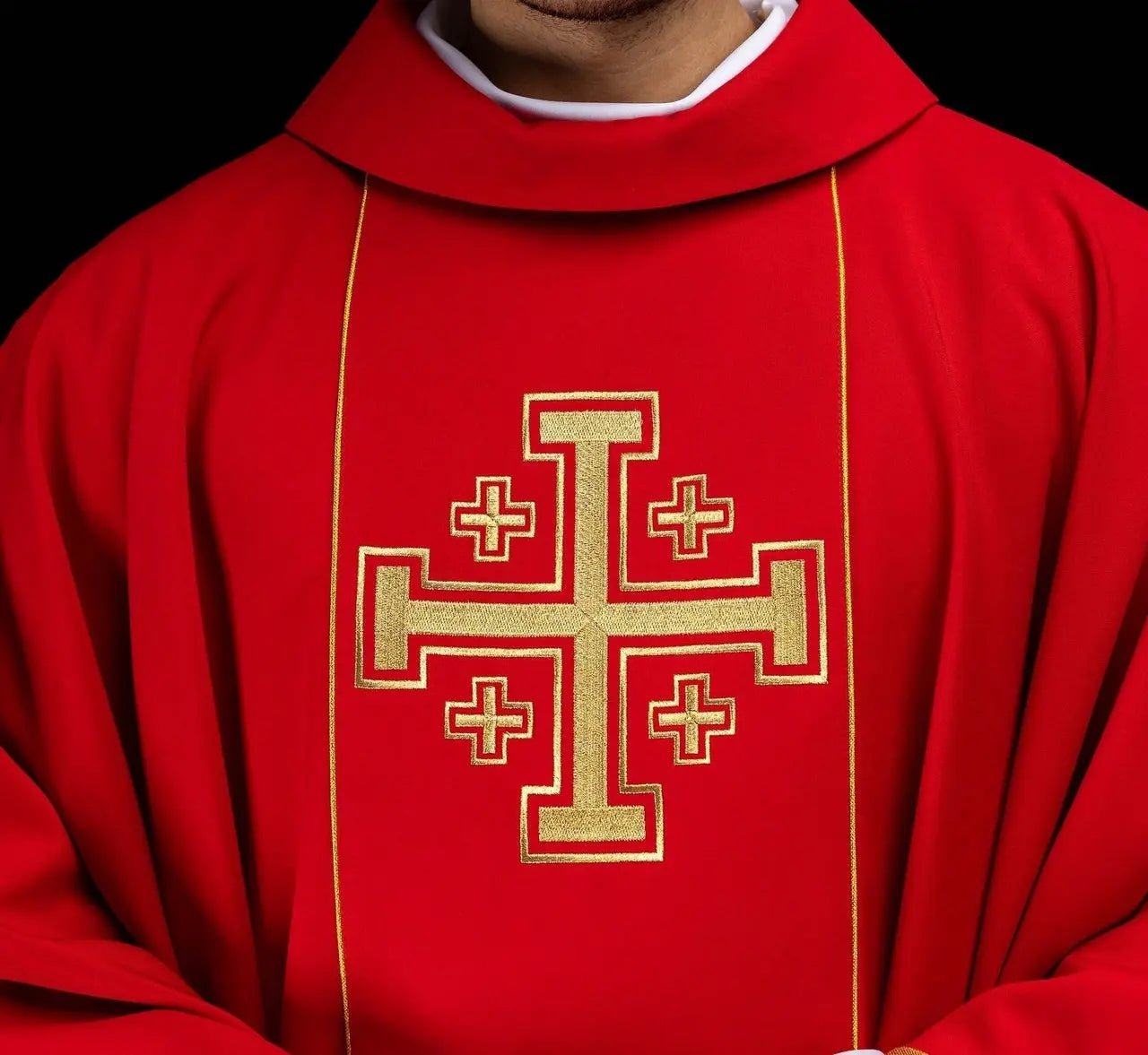 Chasuble rouge brodée avec bande et croix de Jérusalem