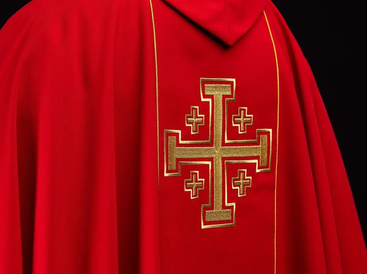 Chasuble rouge brodée avec bande et croix de Jérusalem