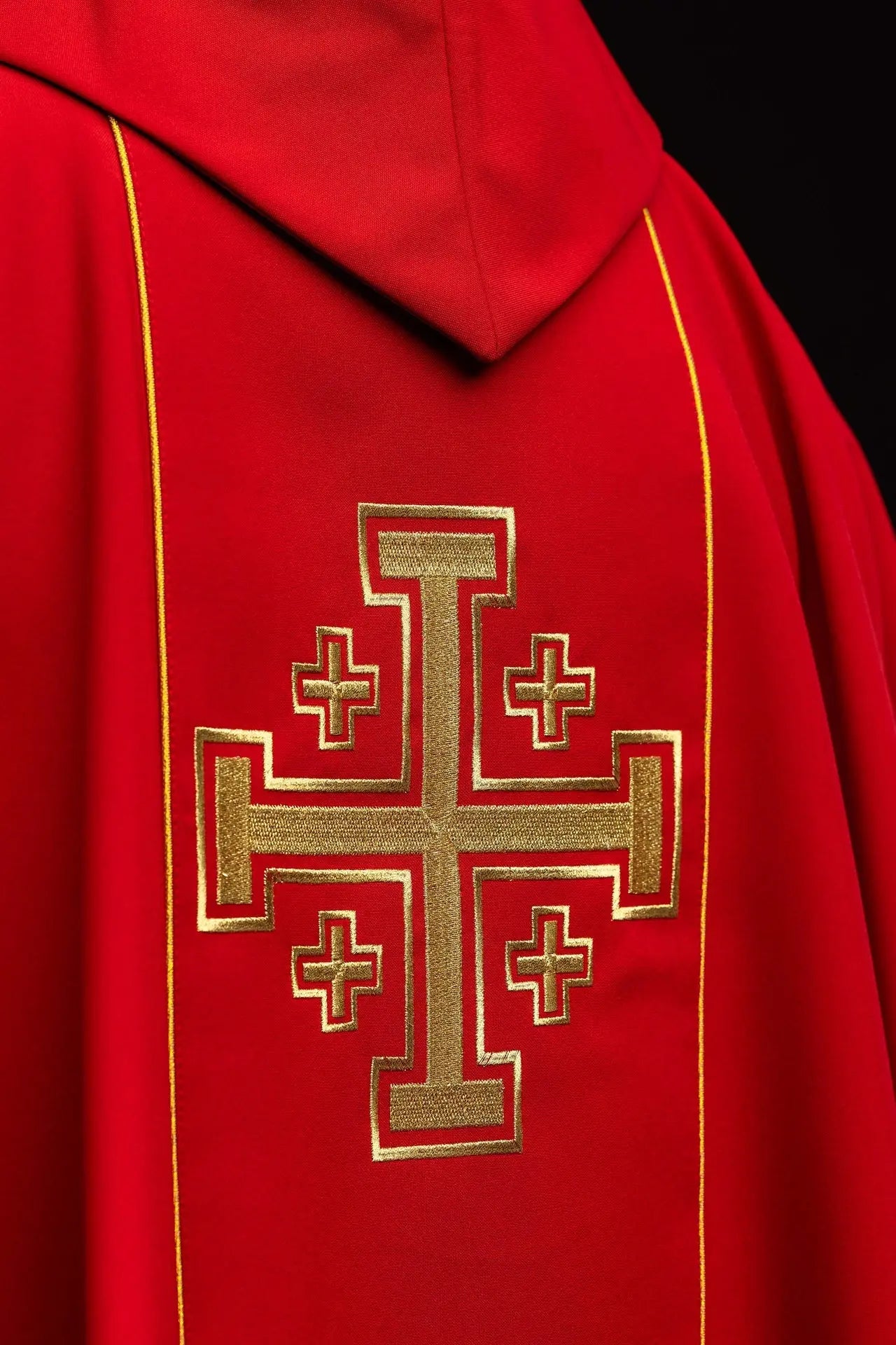 Chasuble rouge brodée avec bande et croix de Jérusalem