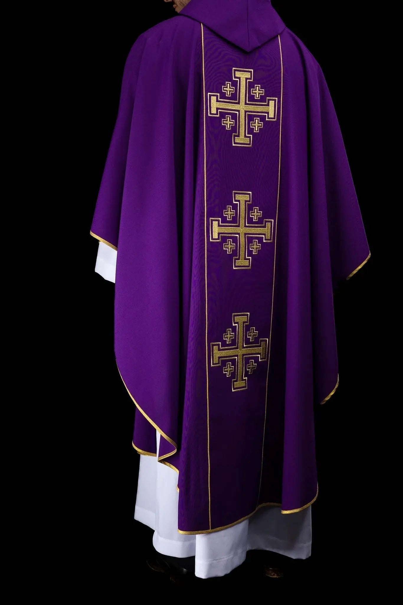 Chasuble violette brodée avec bande et croix de Jérusalem