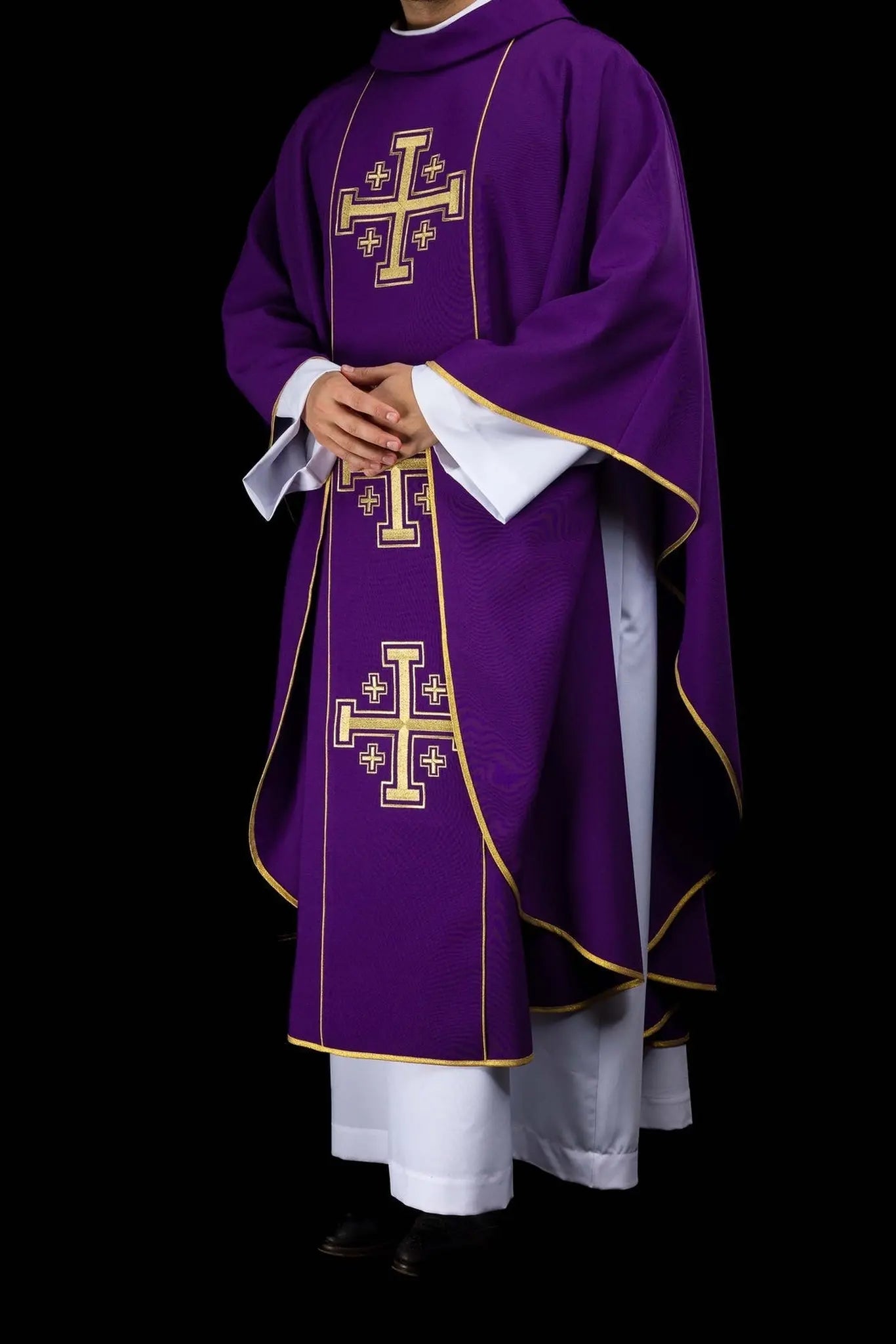 Chasuble violette brodée avec bande et croix de Jérusalem