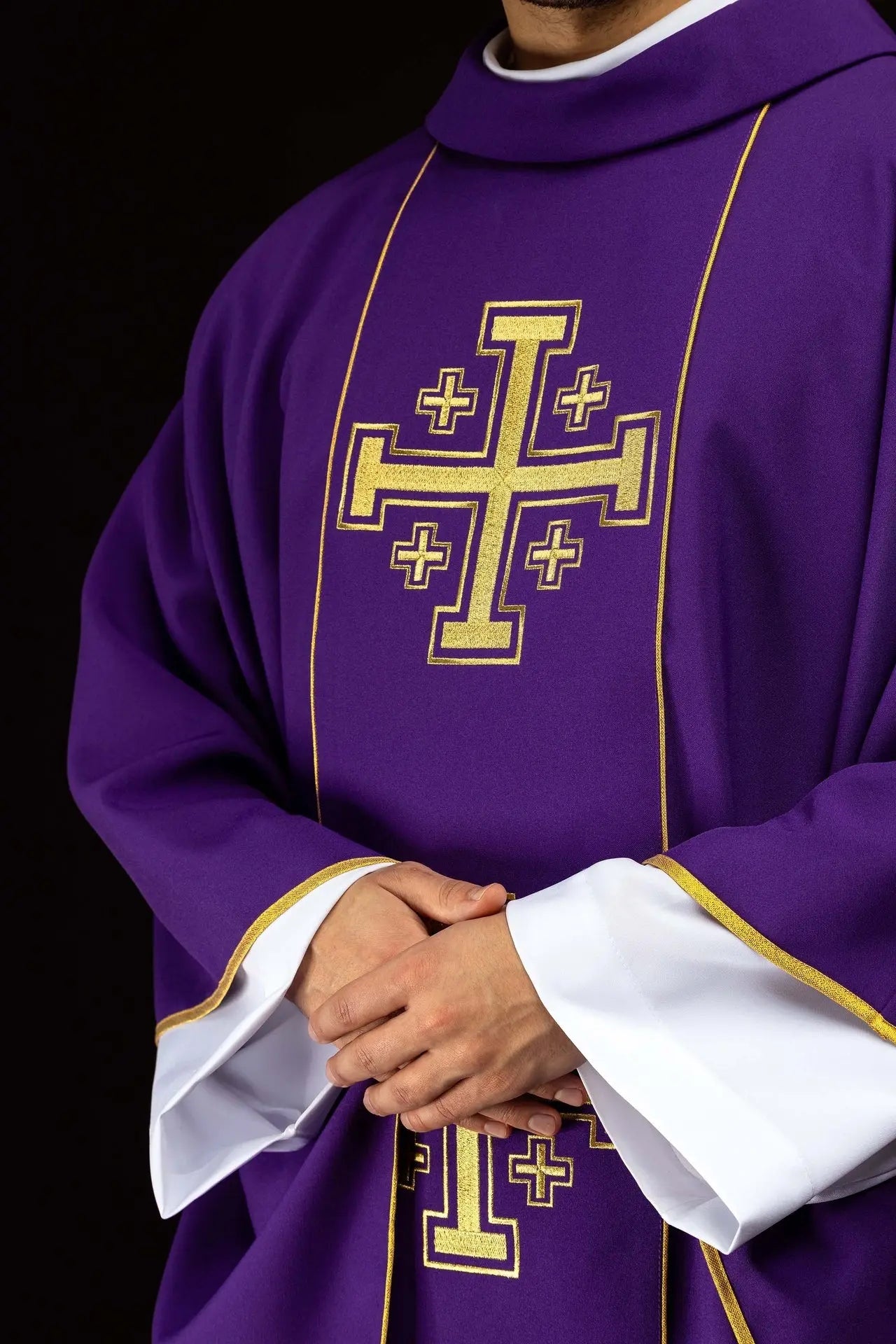 Chasuble violette brodée avec bande et croix de Jérusalem
