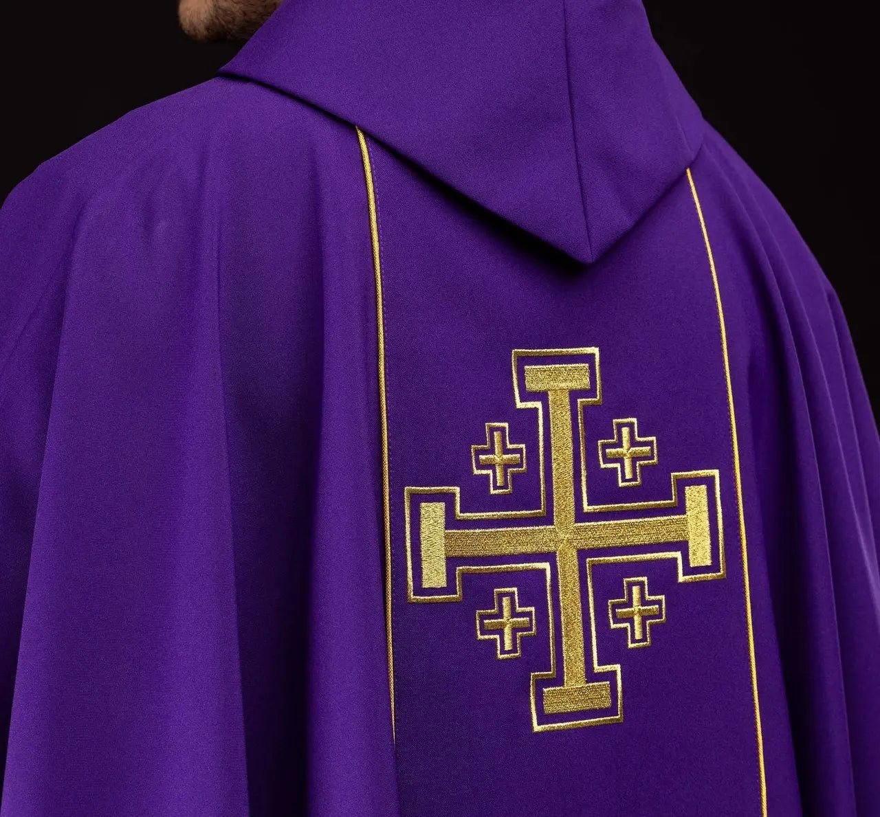 Chasuble violette brodée avec bande et croix de Jérusalem