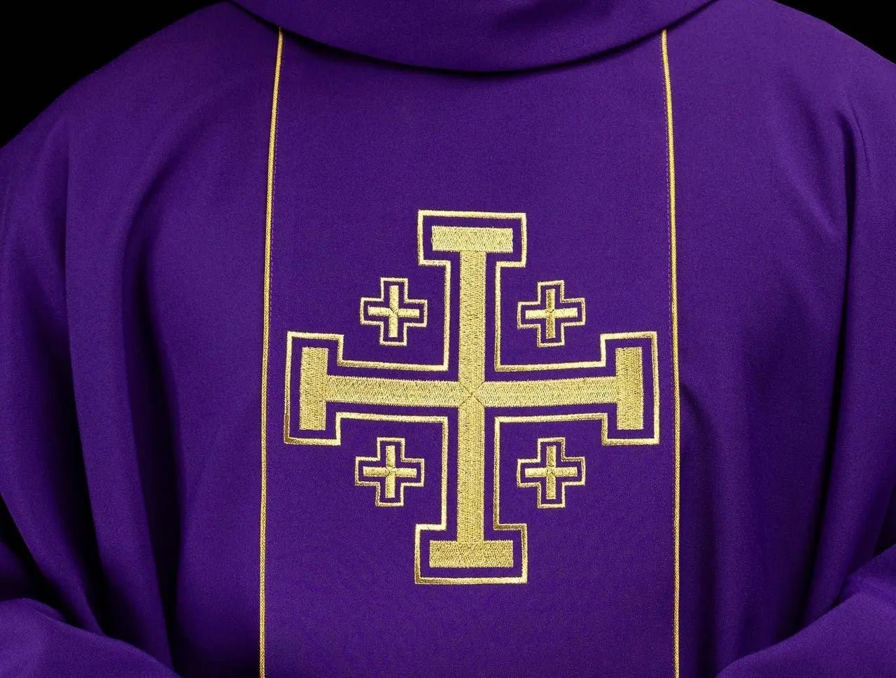 Chasuble violette brodée avec bande et croix de Jérusalem