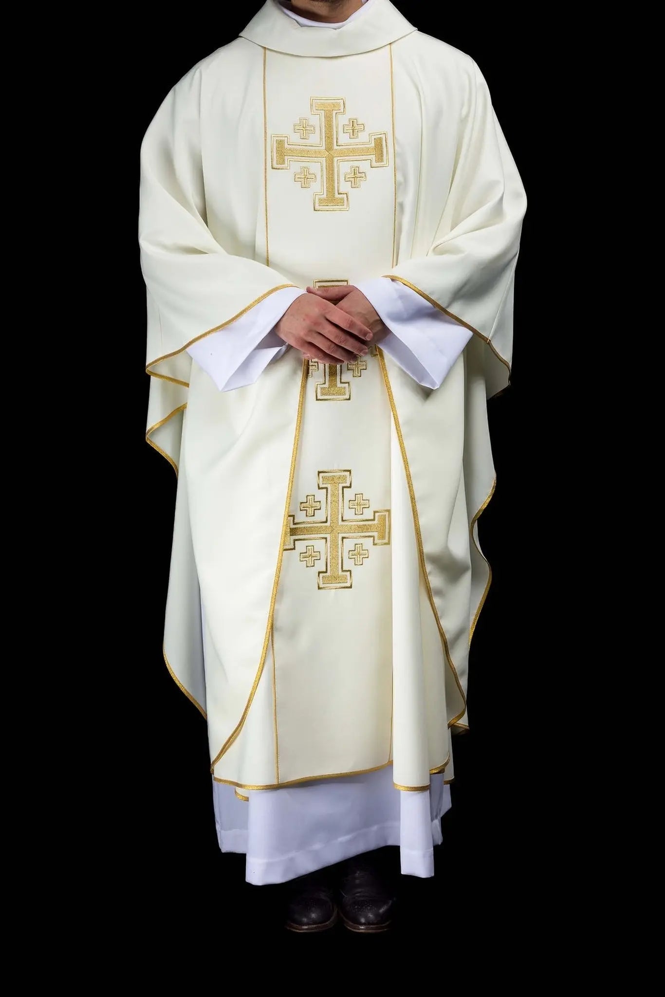 Chasuble écrue brodée avec bande et croix de Jérusalem