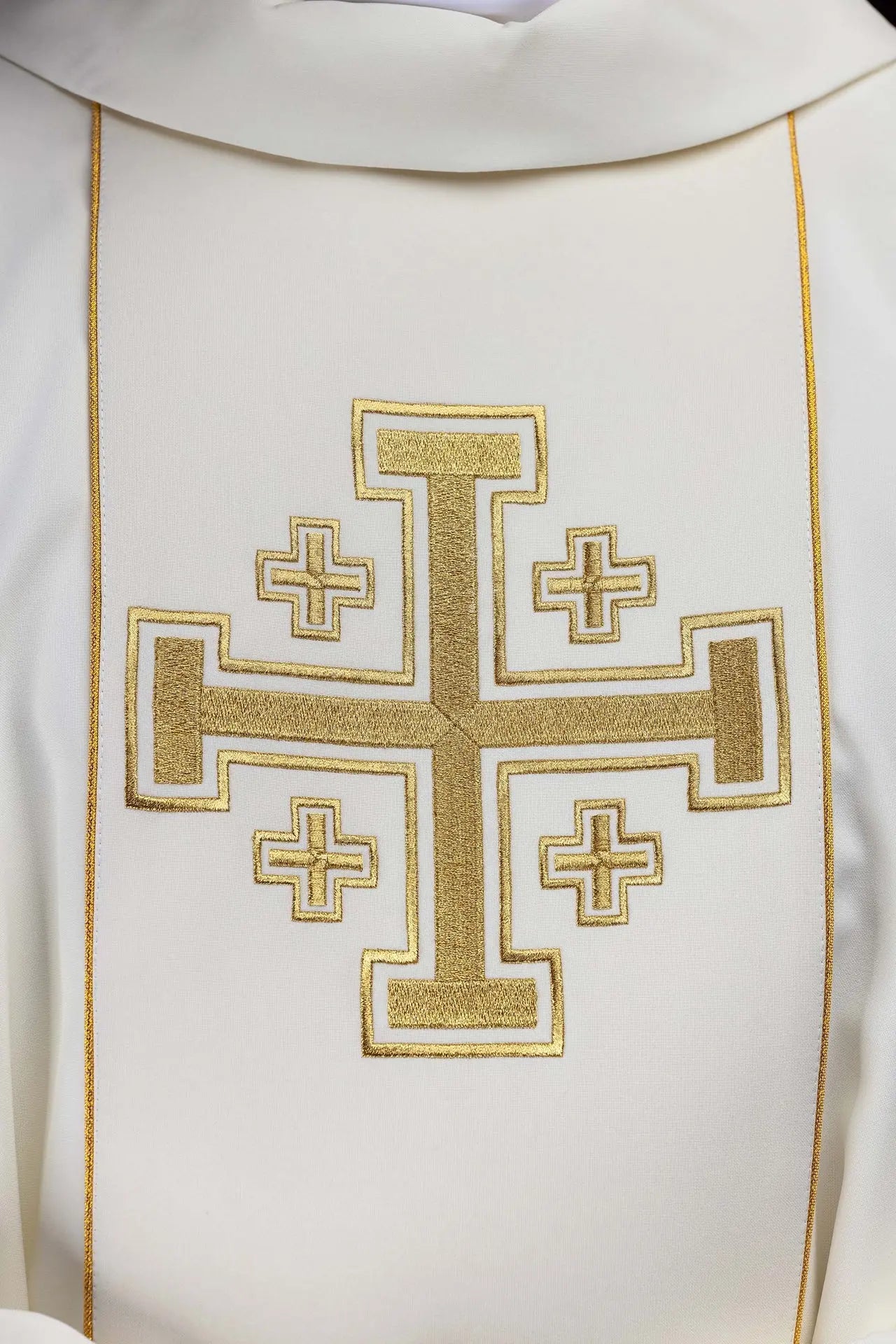 Chasuble écrue brodée avec bande et croix de Jérusalem