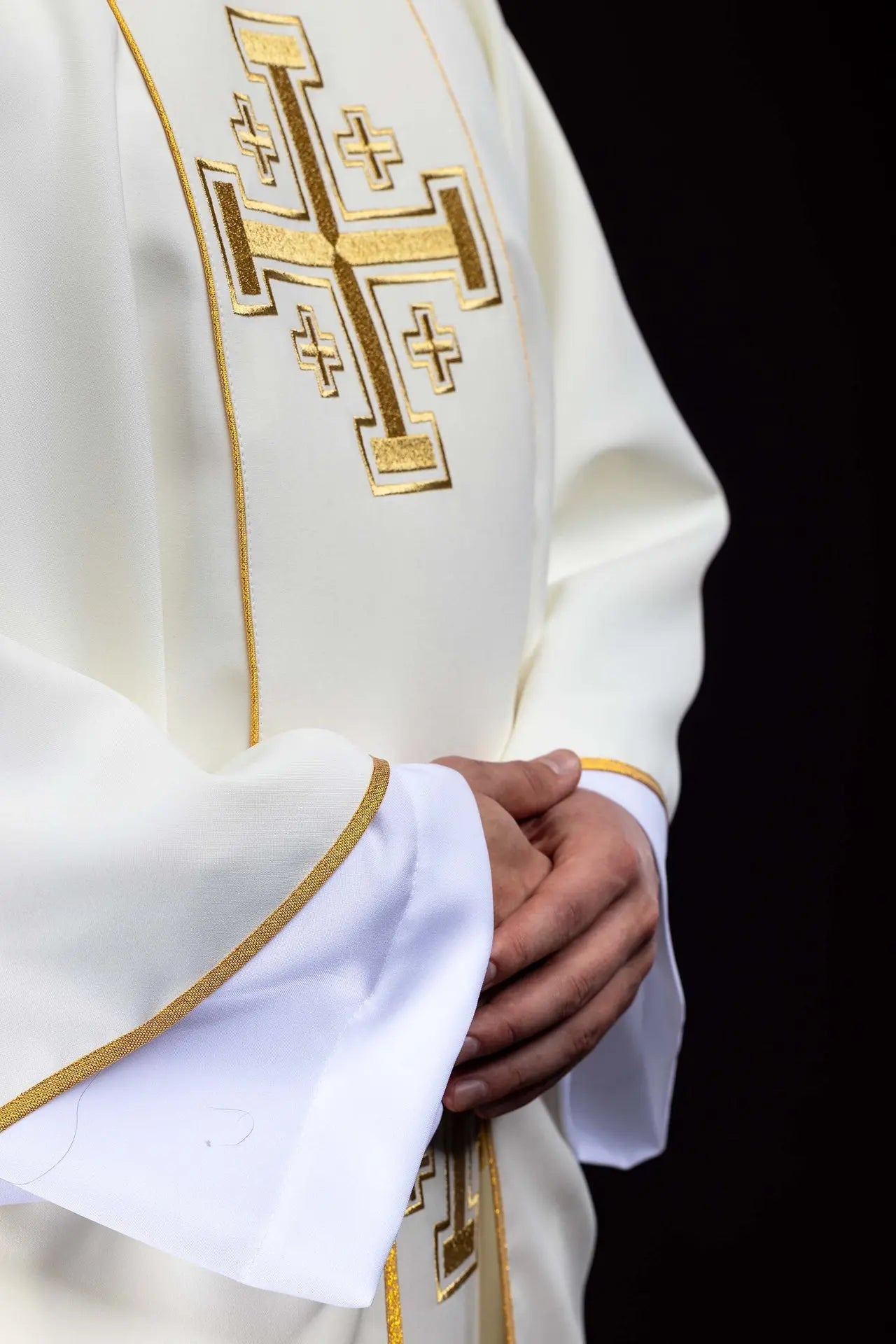 Chasuble écrue brodée avec bande et croix de Jérusalem