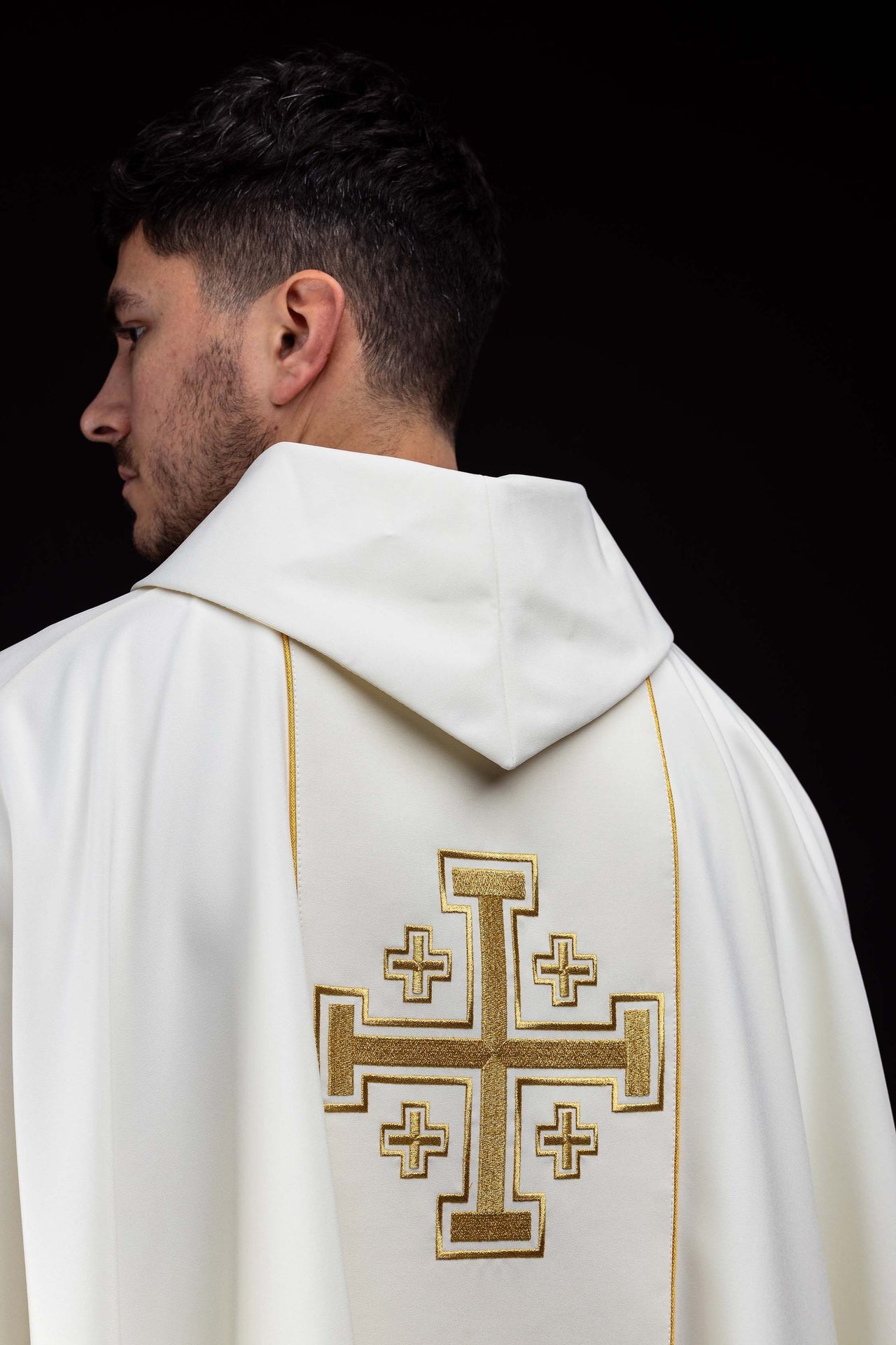 Ornat haftowany ecru z pasem krzyże jerozolimskie - ORNATY.PL