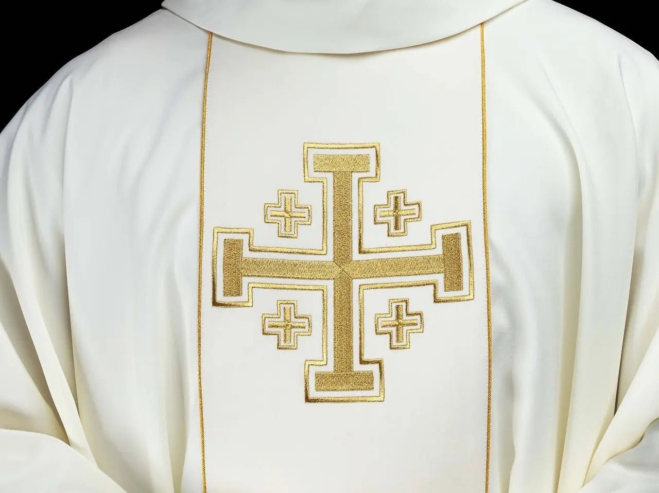 Chasuble écrue brodée avec bande et croix de Jérusalem