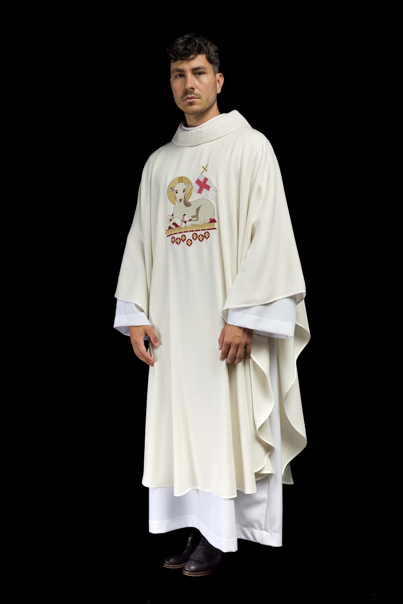 Ornat wielkanocny uszyty z naturalnej tkaniny z haftowanym barankiem - ORNATY.PL