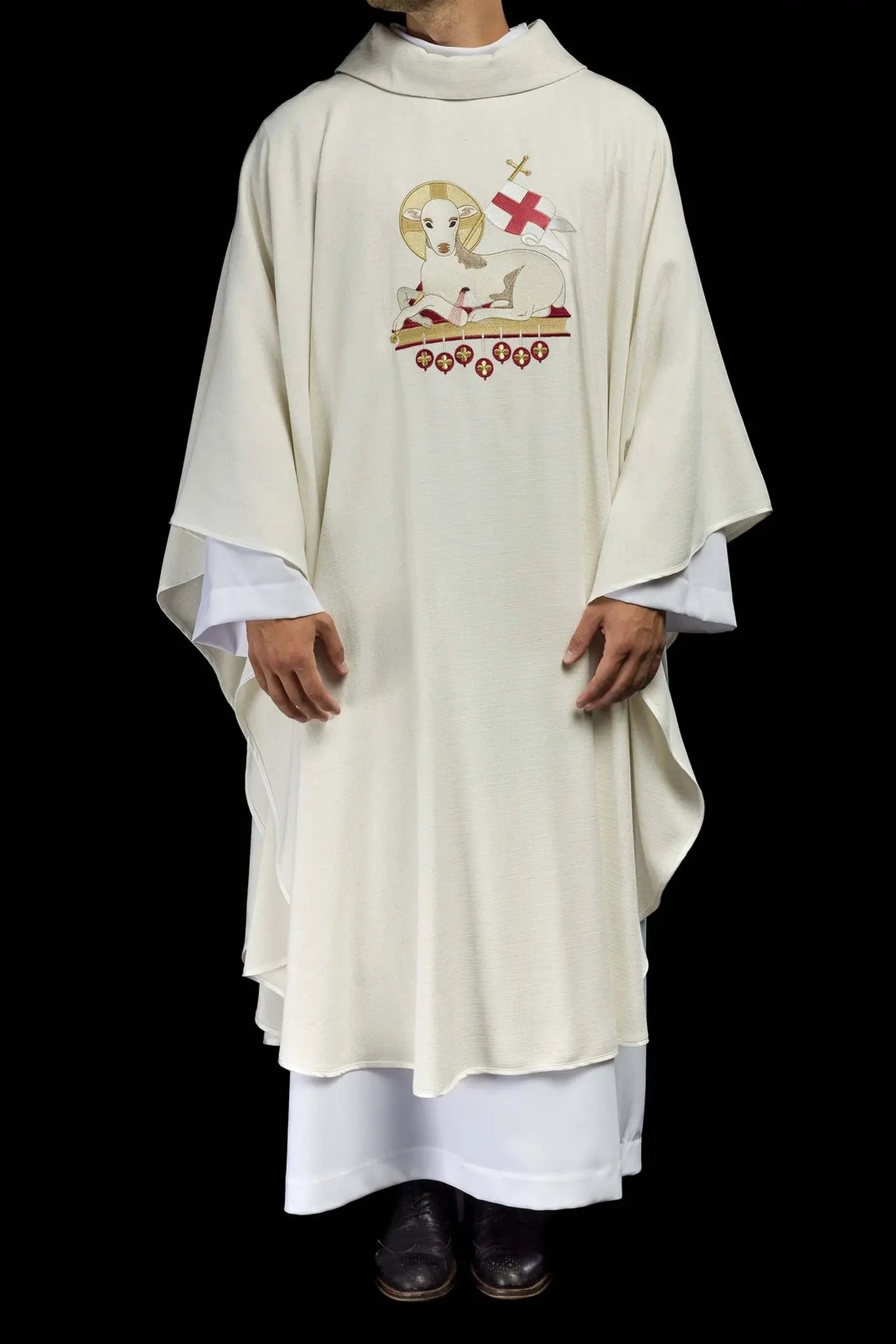 Chasuble de Pâques cousue en tissu naturel avec un agneau brodé