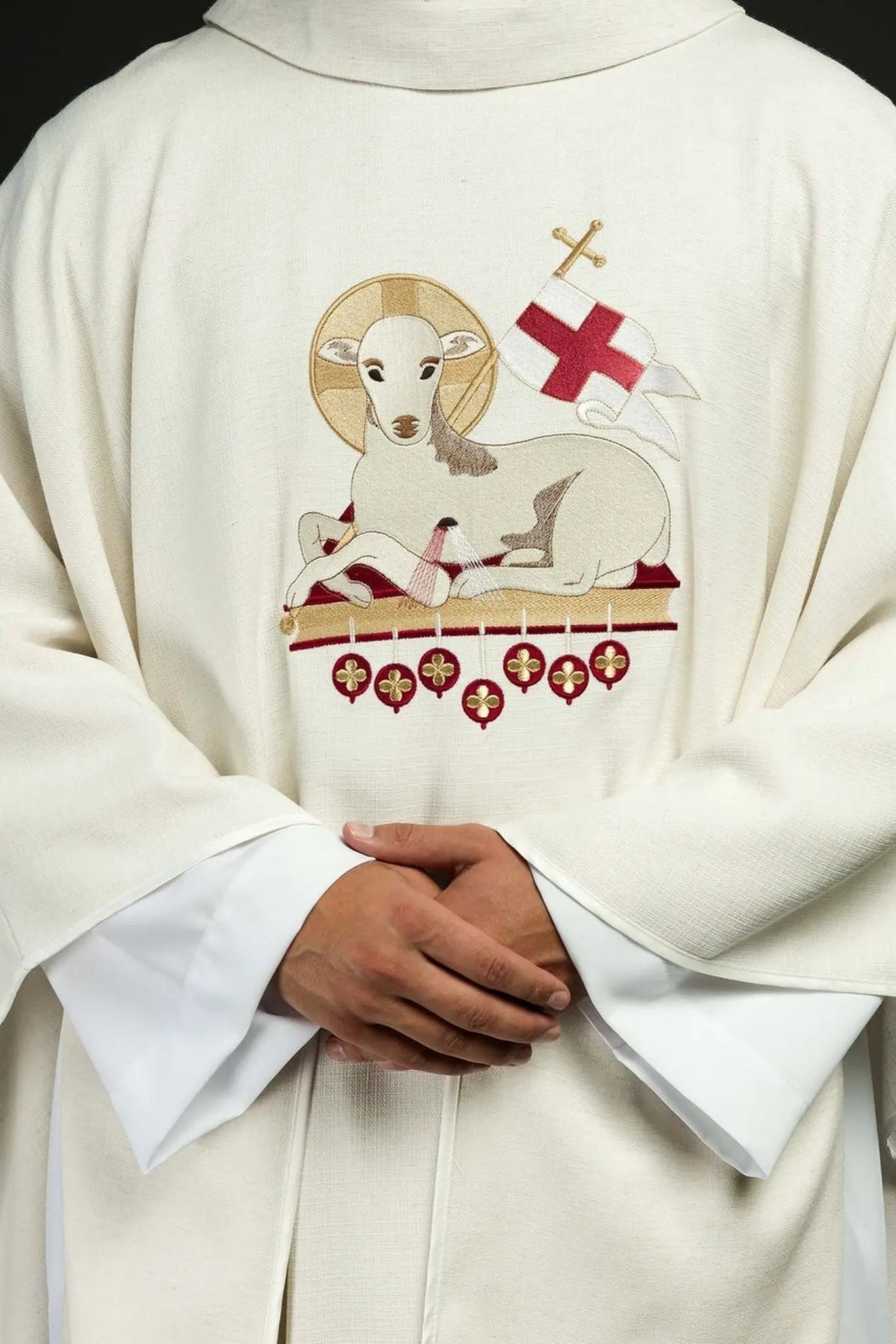 Chasuble de Pâques cousue en tissu naturel avec un agneau brodé