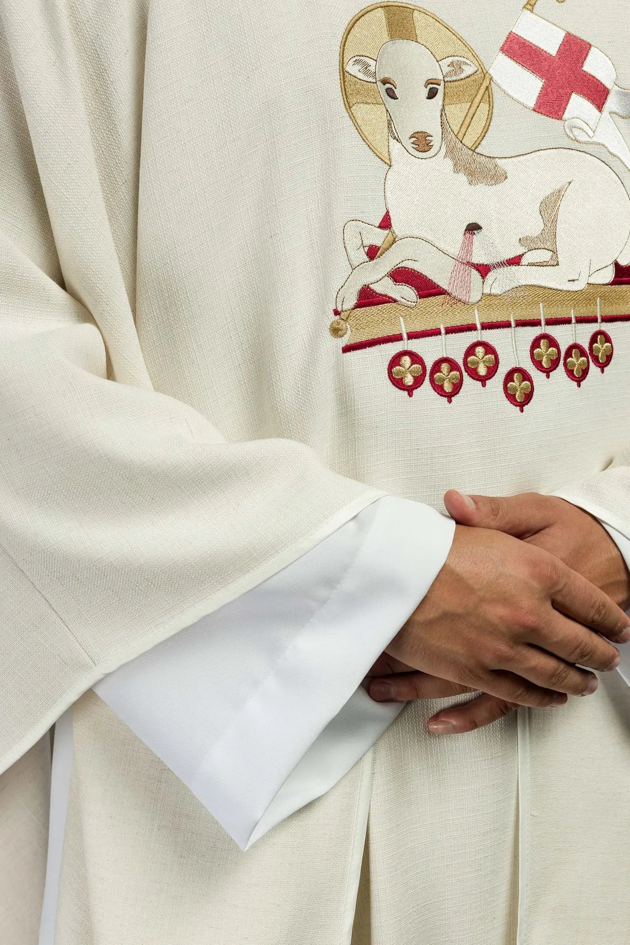 Chasuble de Pâques cousue en tissu naturel avec un agneau brodé