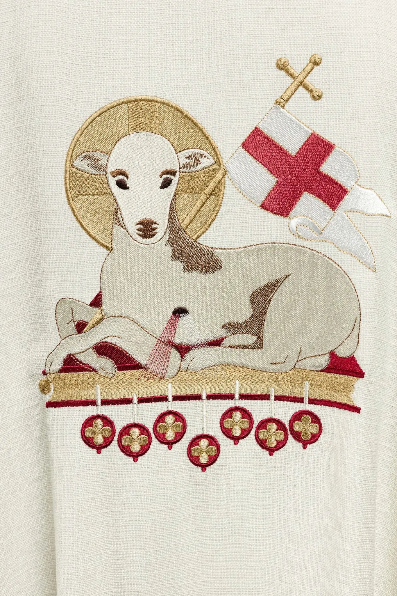 Chasuble de Pâques cousue en tissu naturel avec un agneau brodé
