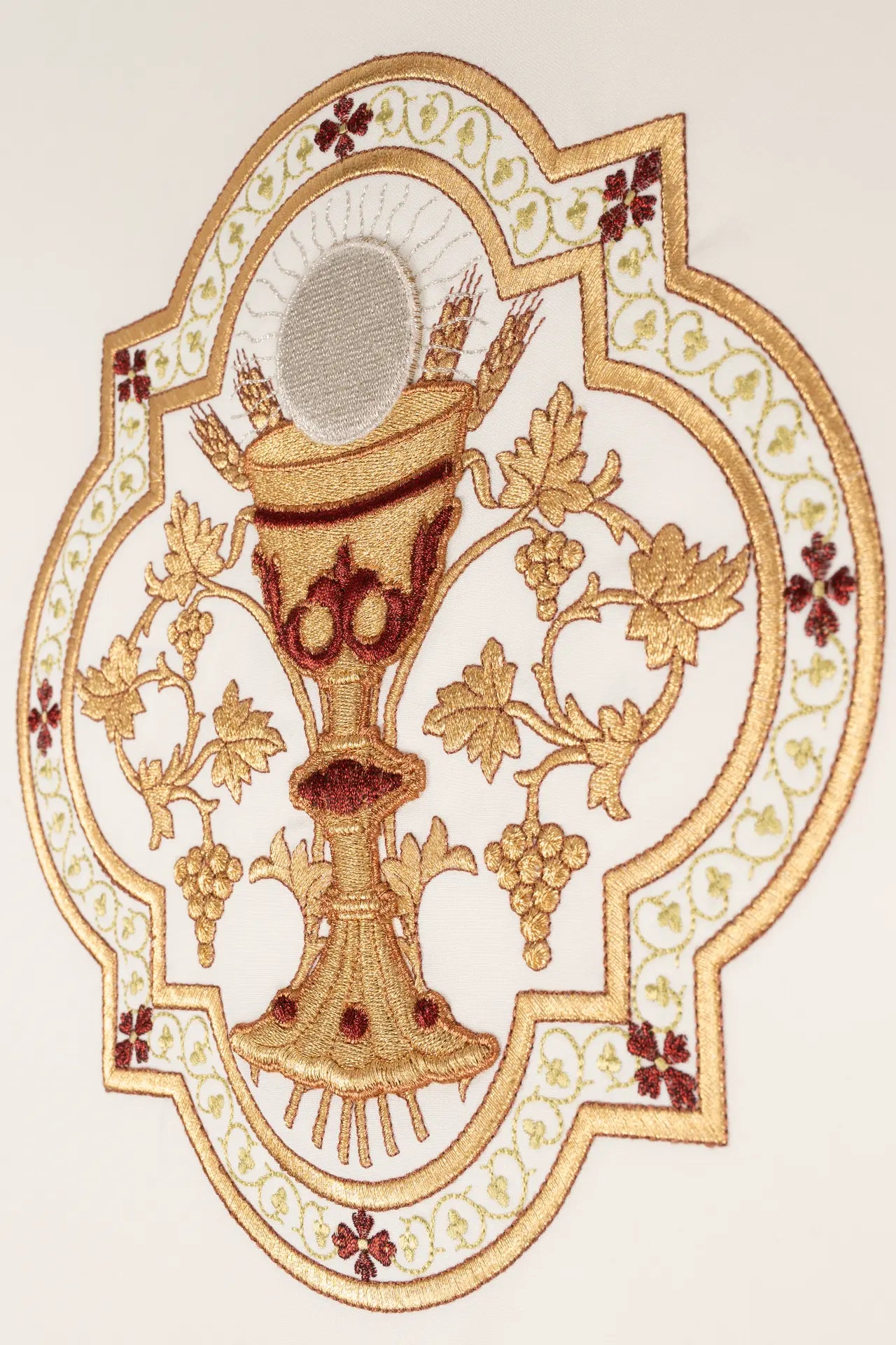 Chasuble brodée avec un motif du calice eucharistique et IHS