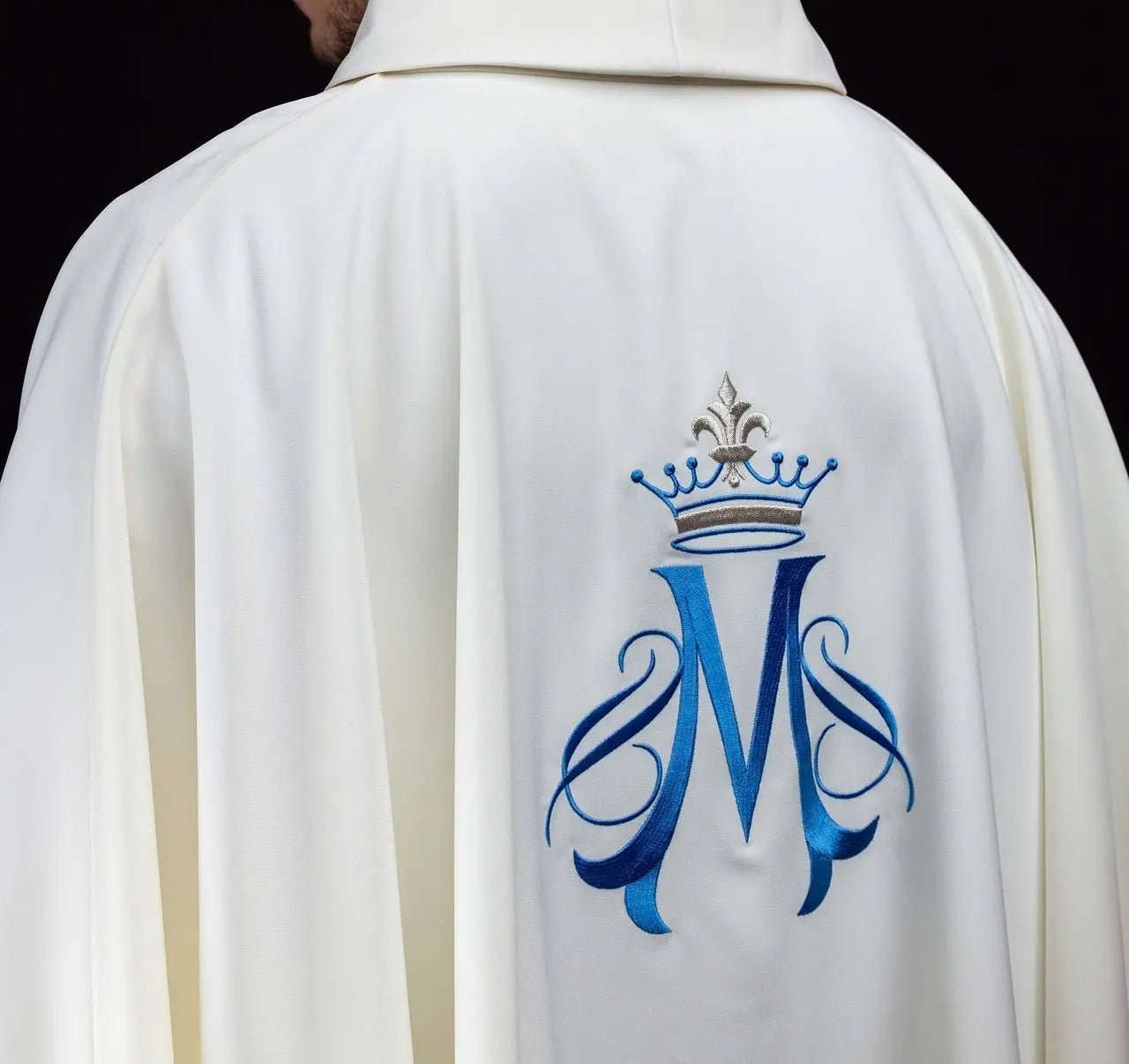 Chasuble écrue brodée avec motif marial