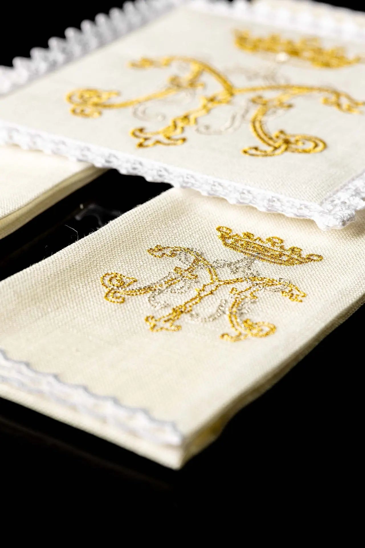 Lin de calice en lin avec broderie mariale dorée