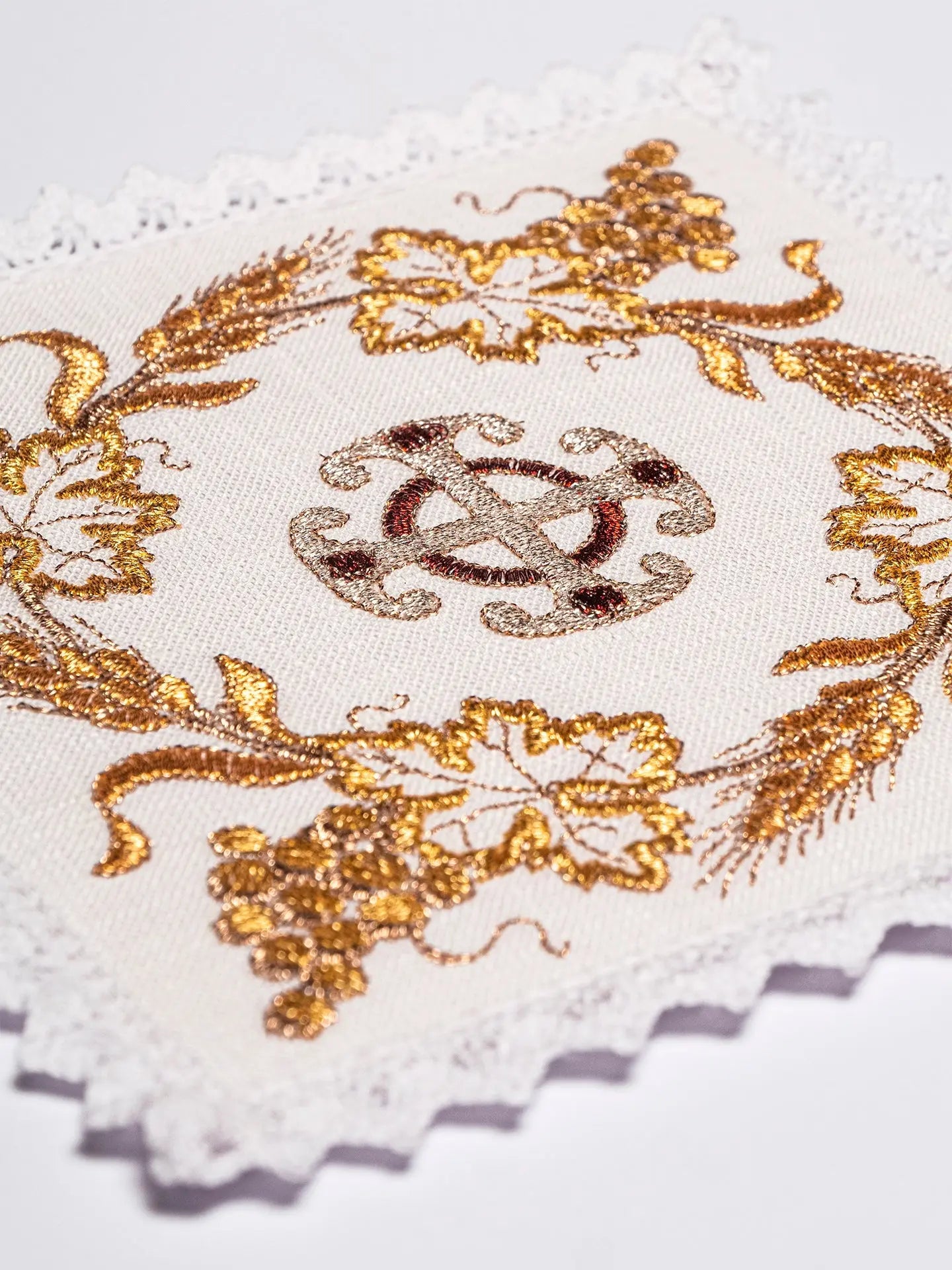 Linge de calice avec riche broderie dorée