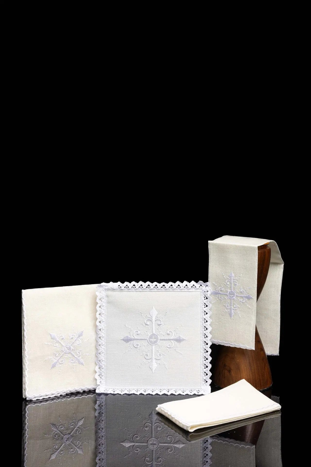 Linge de calice avec délicate broderie de croix