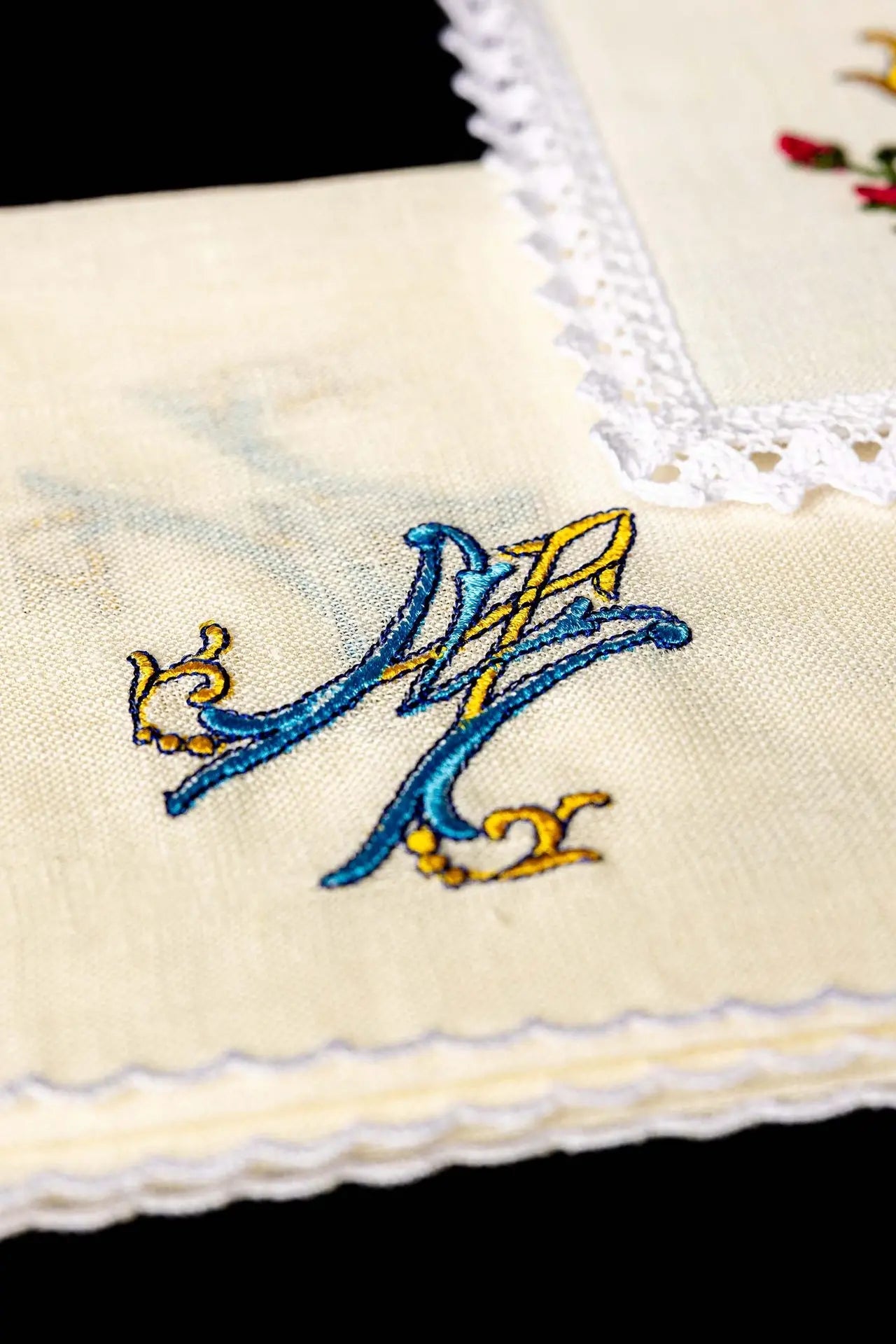 Lin de calice en lin avec broderie mariale colorée