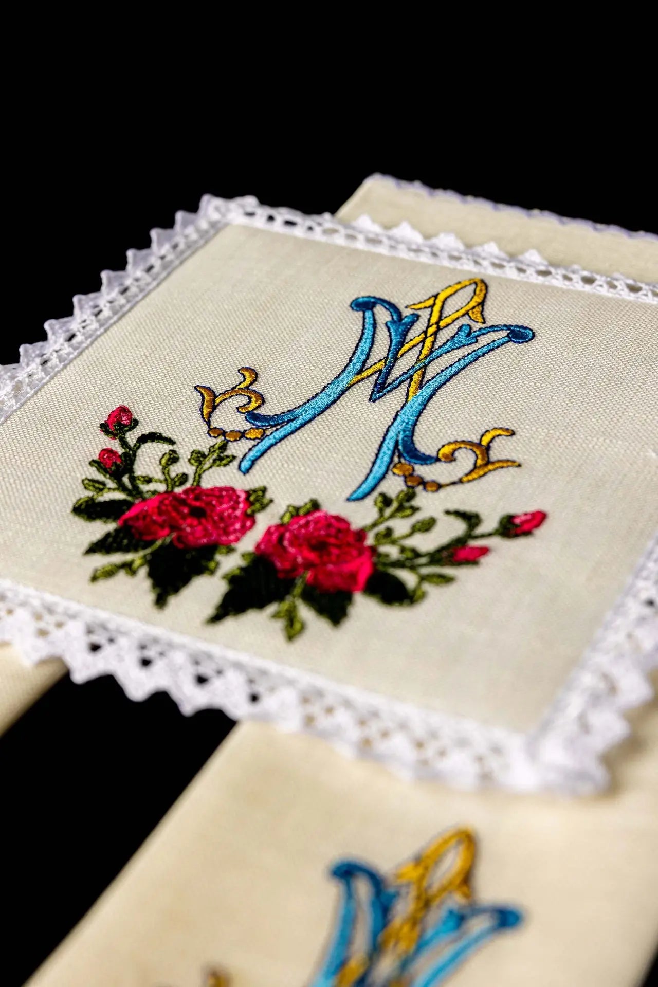 Lin de calice en lin avec broderie mariale colorée