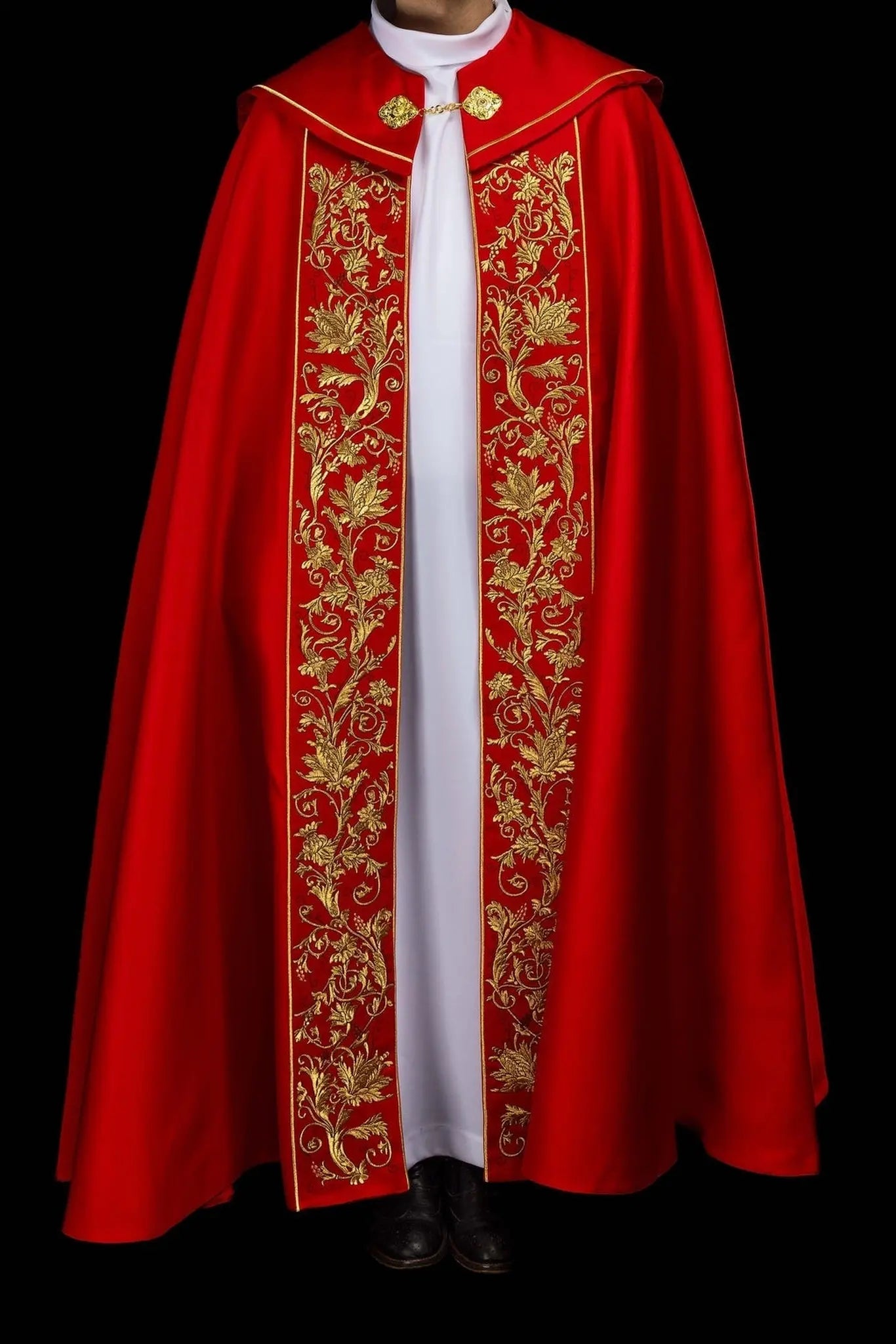 Chape liturgique rouge avec broderie eucharistique