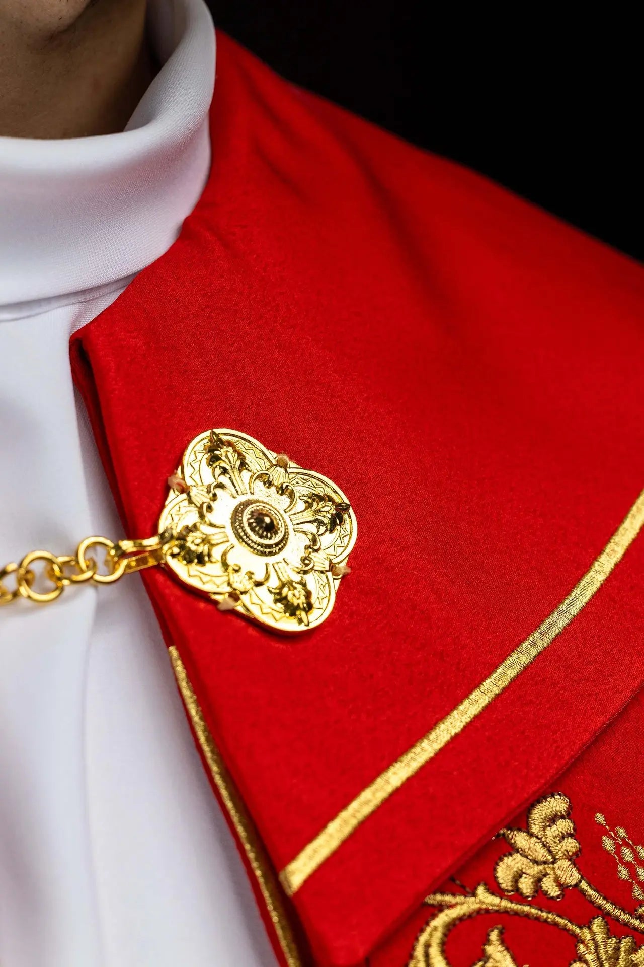 Chape liturgique rouge avec broderie eucharistique