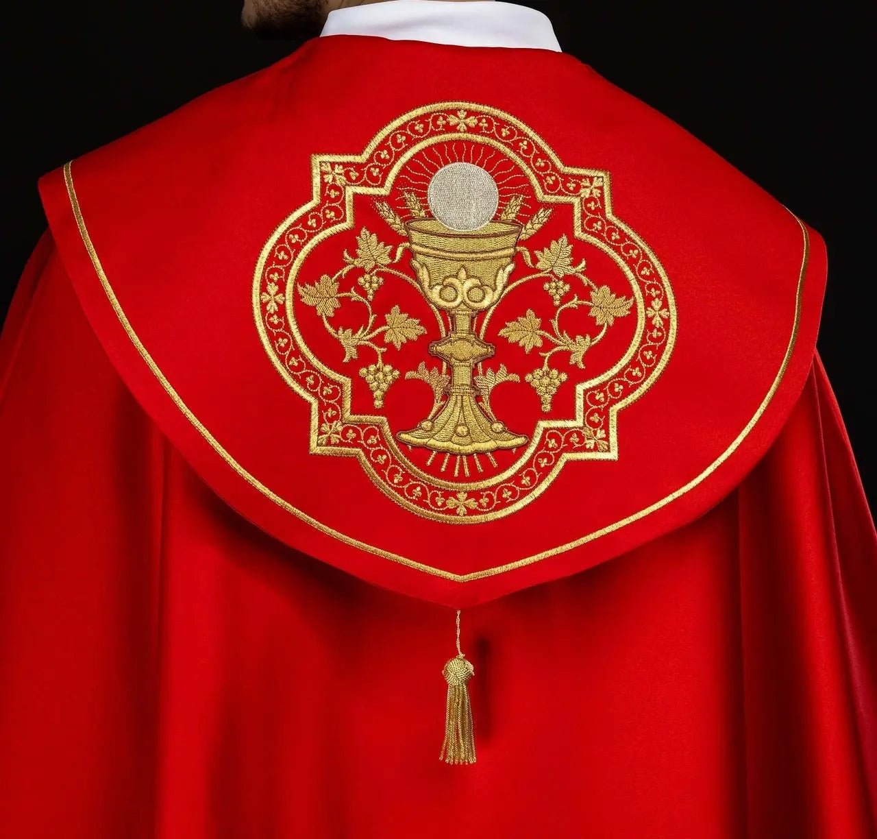 Chape liturgique rouge avec broderie eucharistique