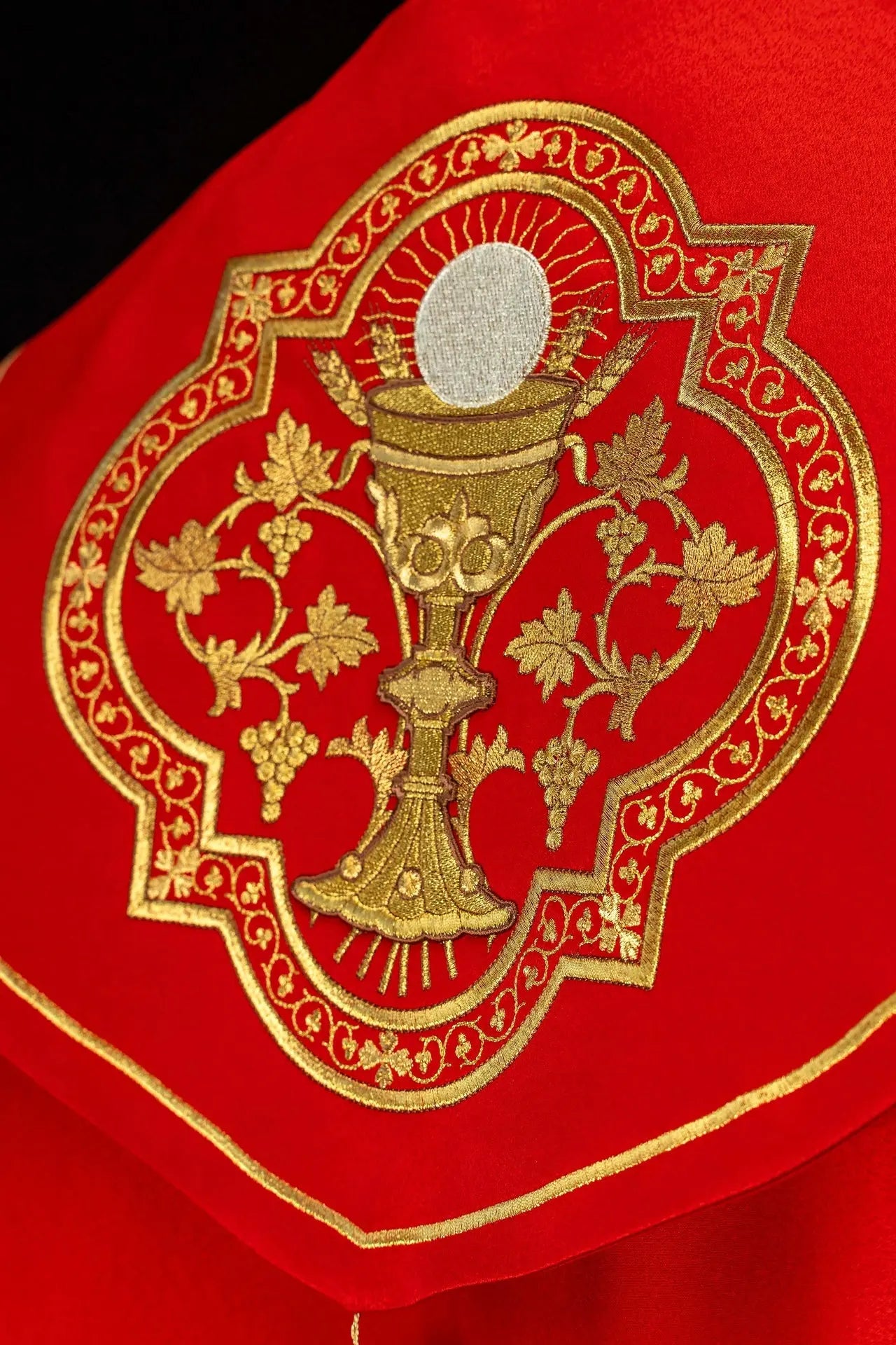 Chape liturgique rouge avec broderie eucharistique