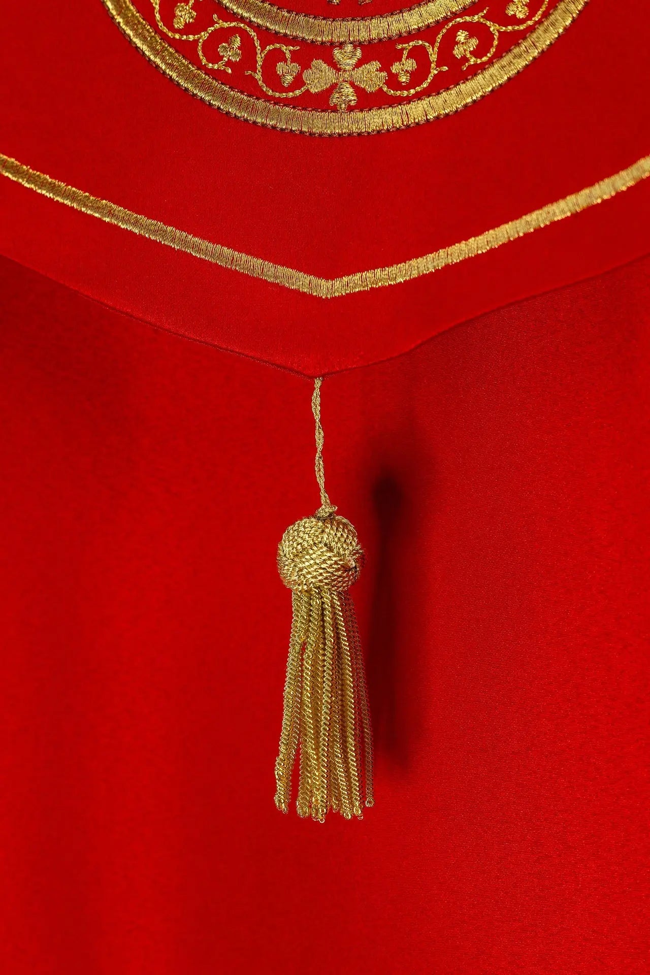 Chape liturgique rouge avec broderie eucharistique