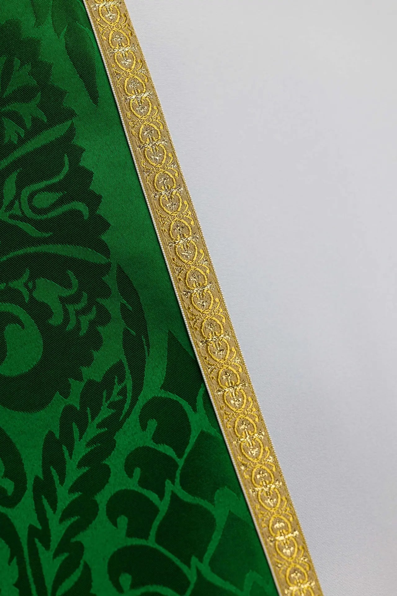 Pluvial romain en jacquard uni vert