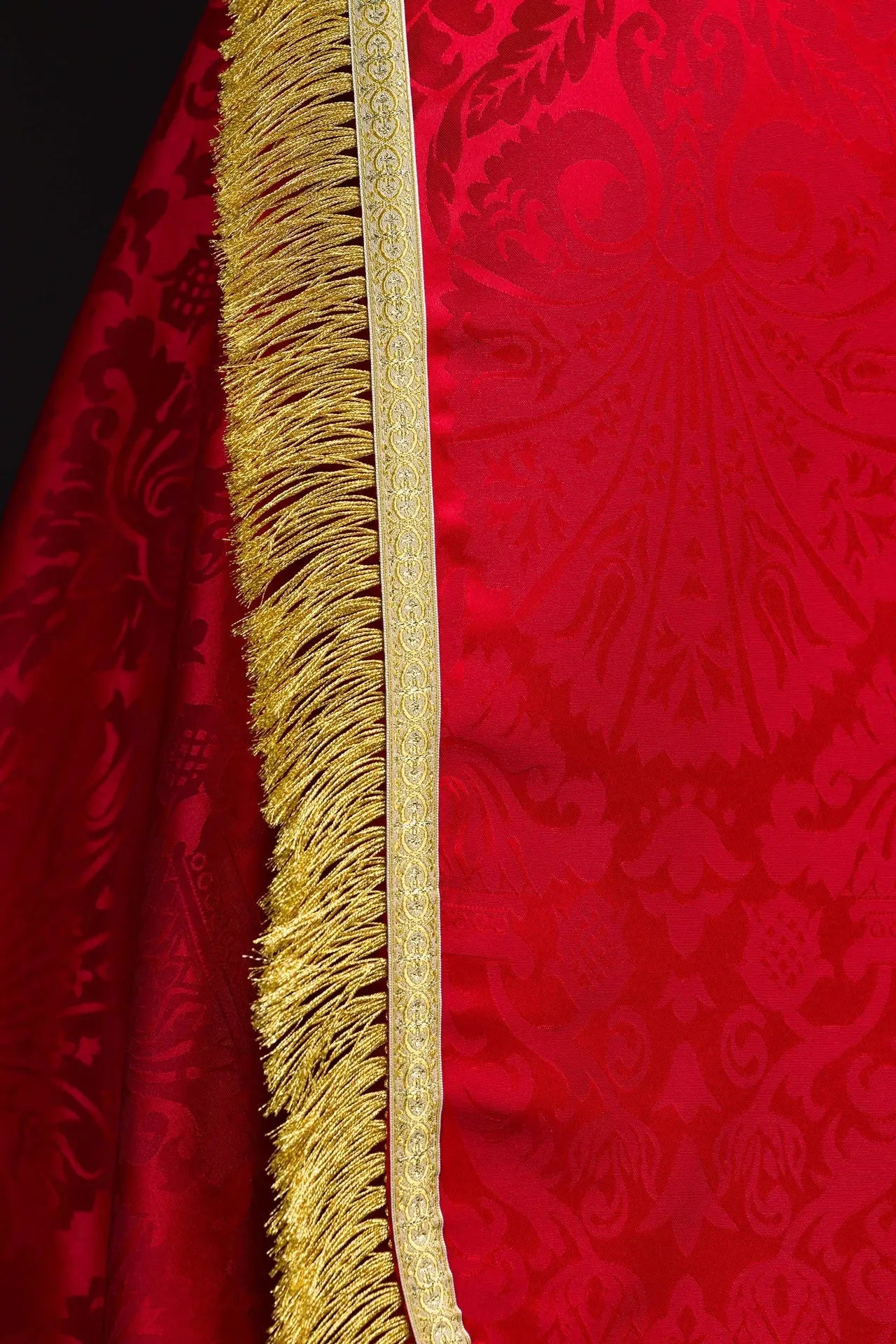 Pluvial romaine jacquard uni rouge