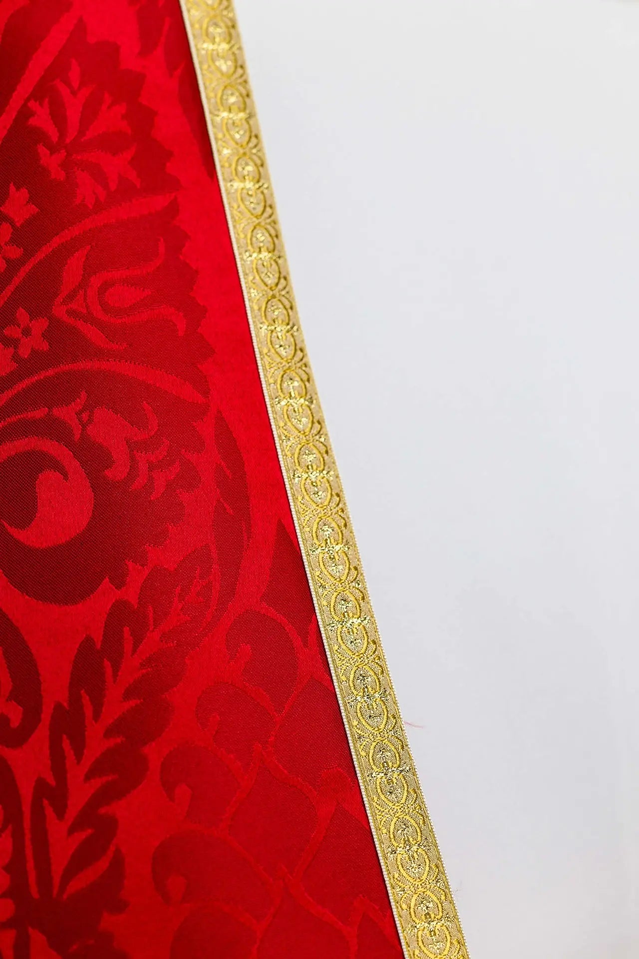 Pluvial romaine jacquard uni rouge