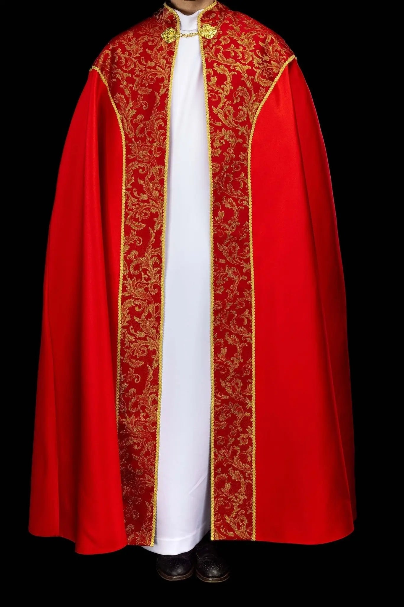 Chape liturgique rouge avec ornement jacquard doré