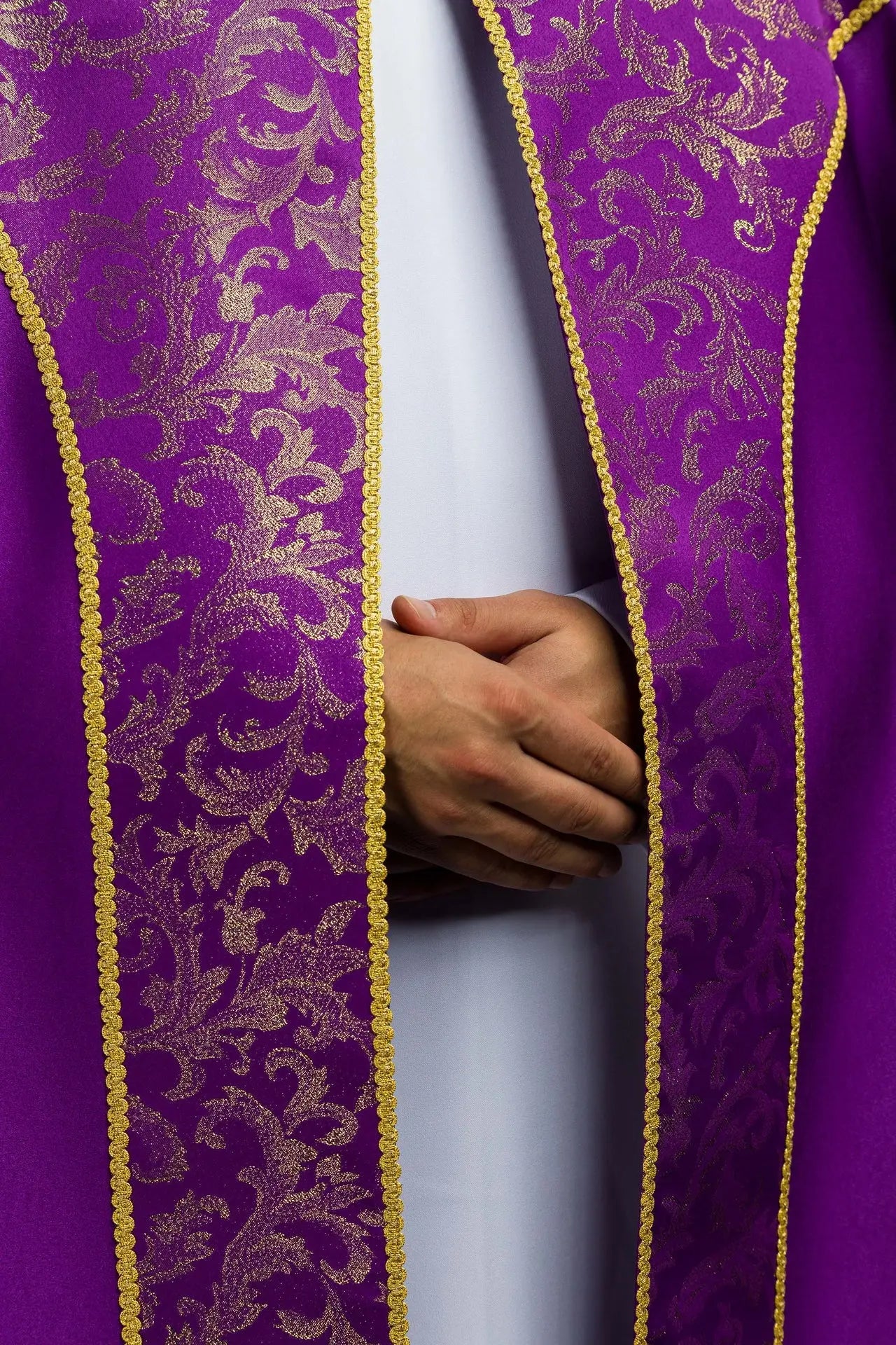 Chape liturgique violette avec ornement jacquard doré