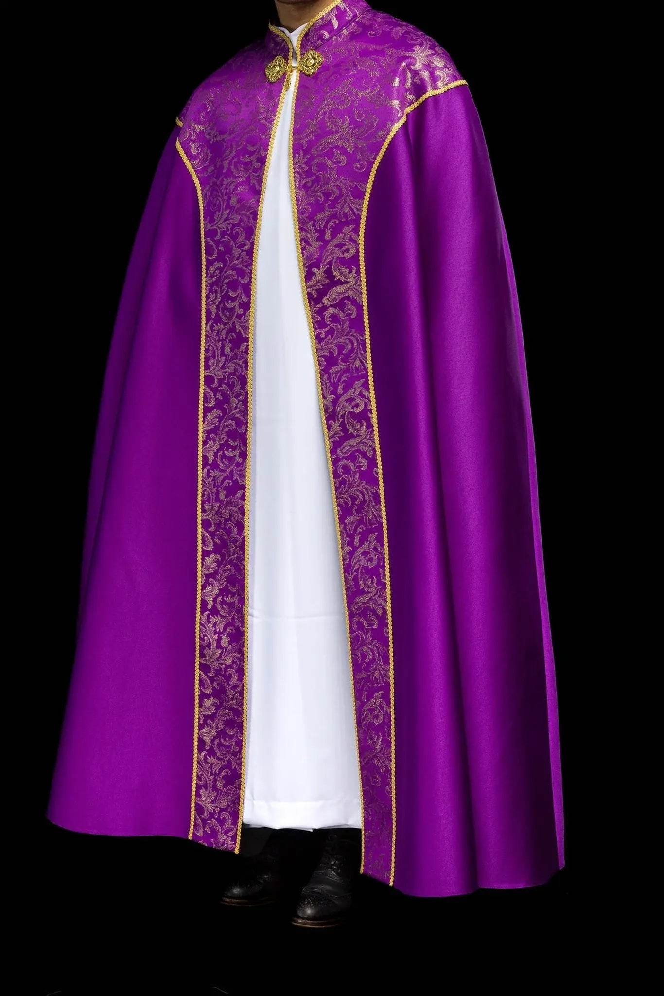 Chape liturgique violette avec ornement jacquard doré