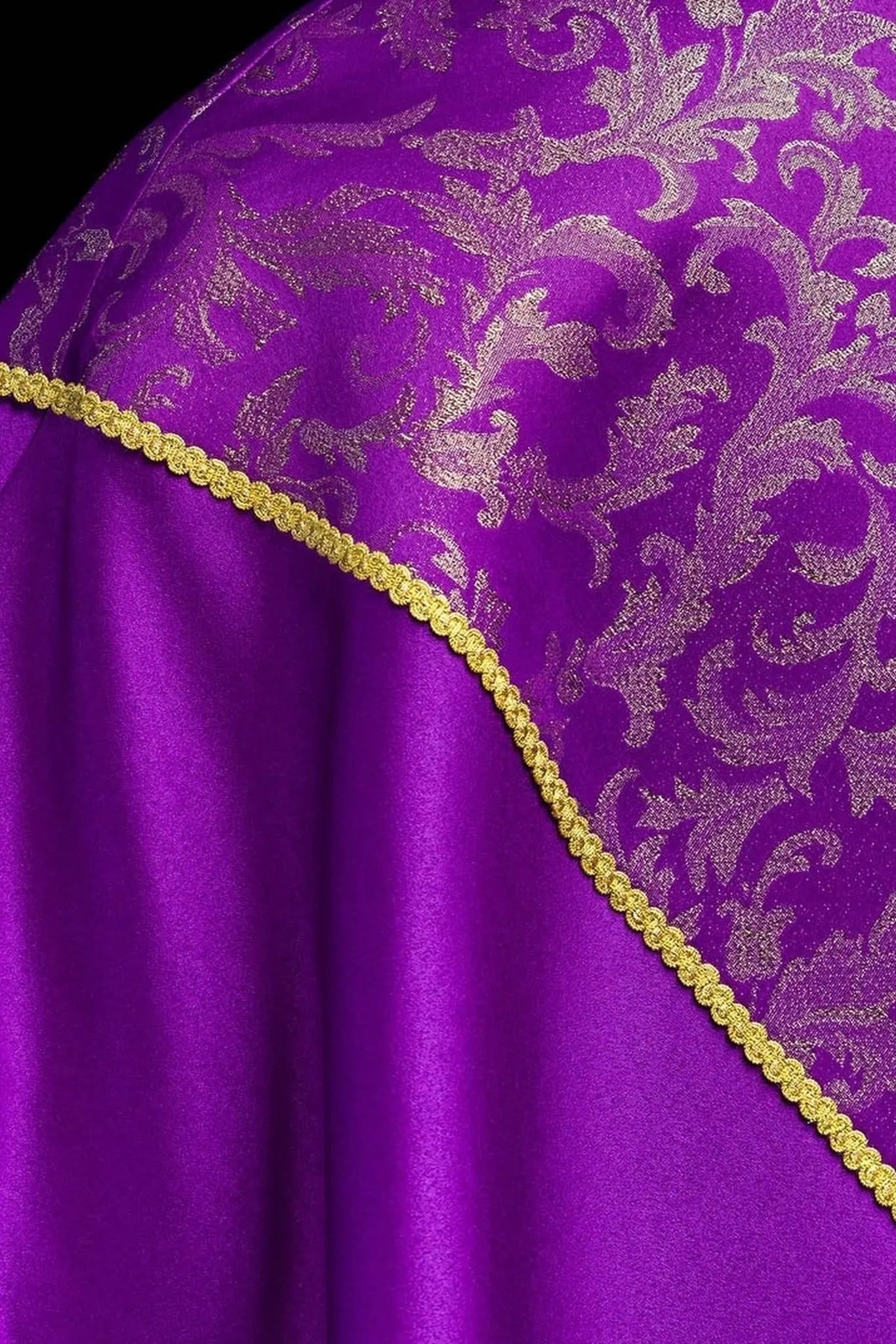 Chape liturgique violette avec ornement jacquard doré