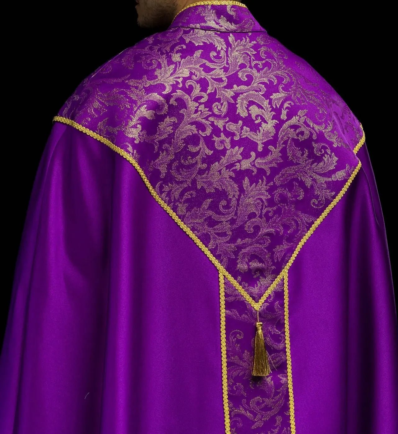Chape liturgique violette avec ornement jacquard doré
