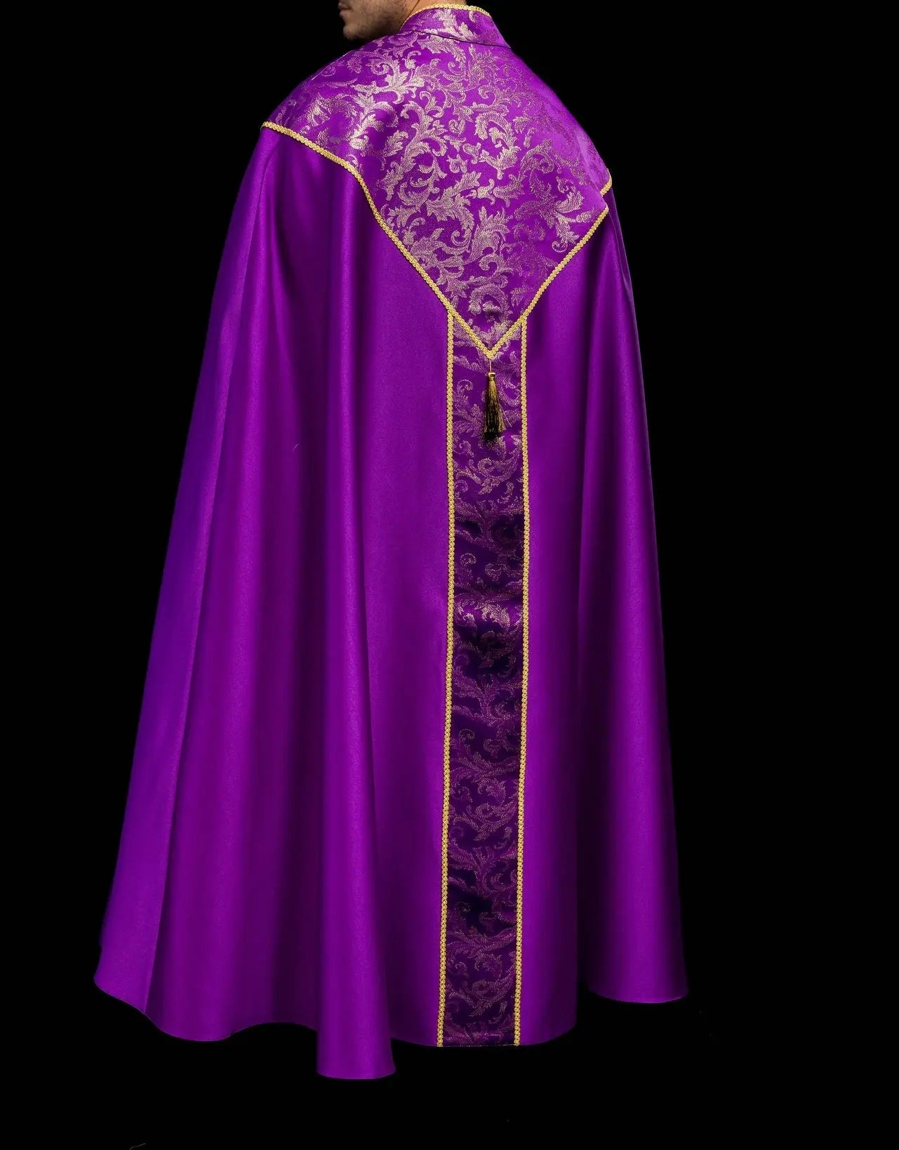 Chape liturgique violette avec ornement jacquard doré