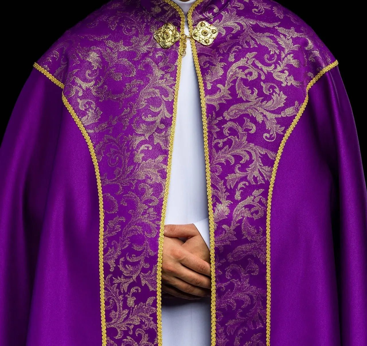 Chape liturgique violette avec ornement jacquard doré