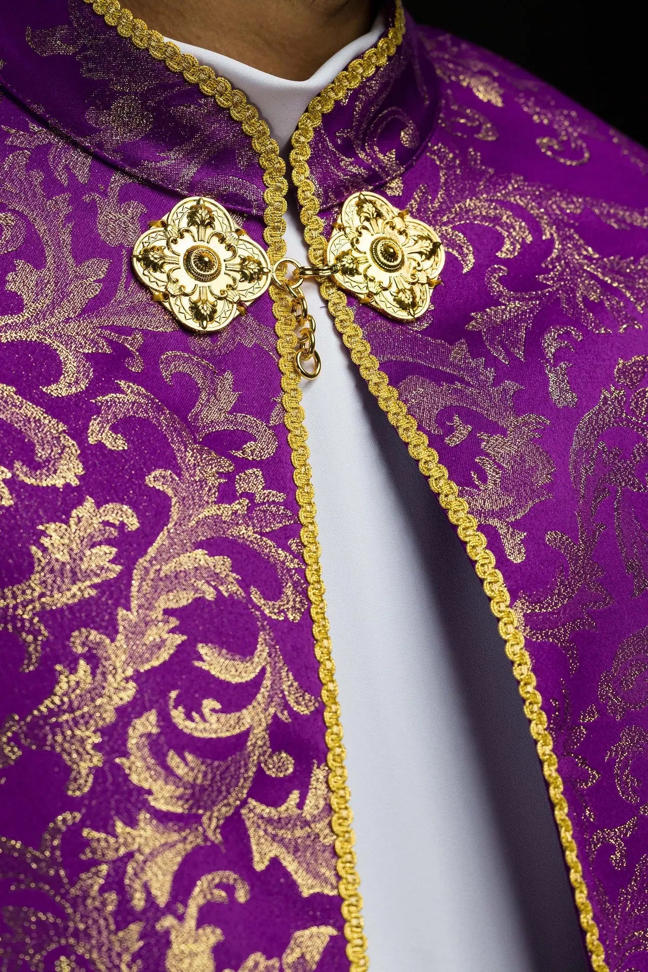 Chape liturgique violette avec ornement jacquard doré