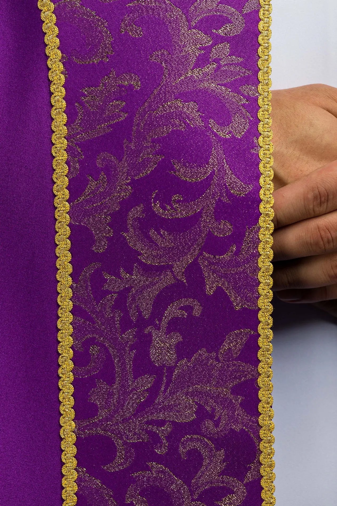 Chape liturgique violette avec ornement jacquard doré