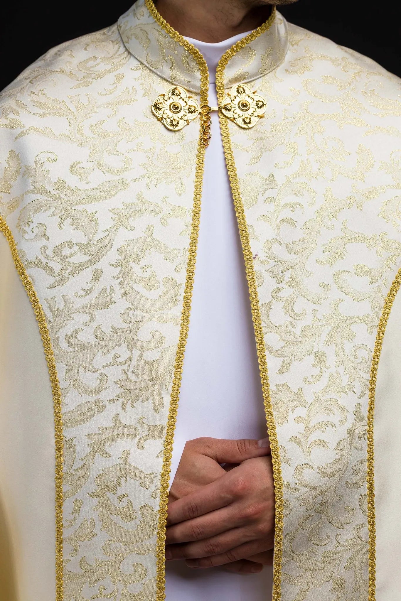 Cappa liturgique écrue avec ornement jacquard doré