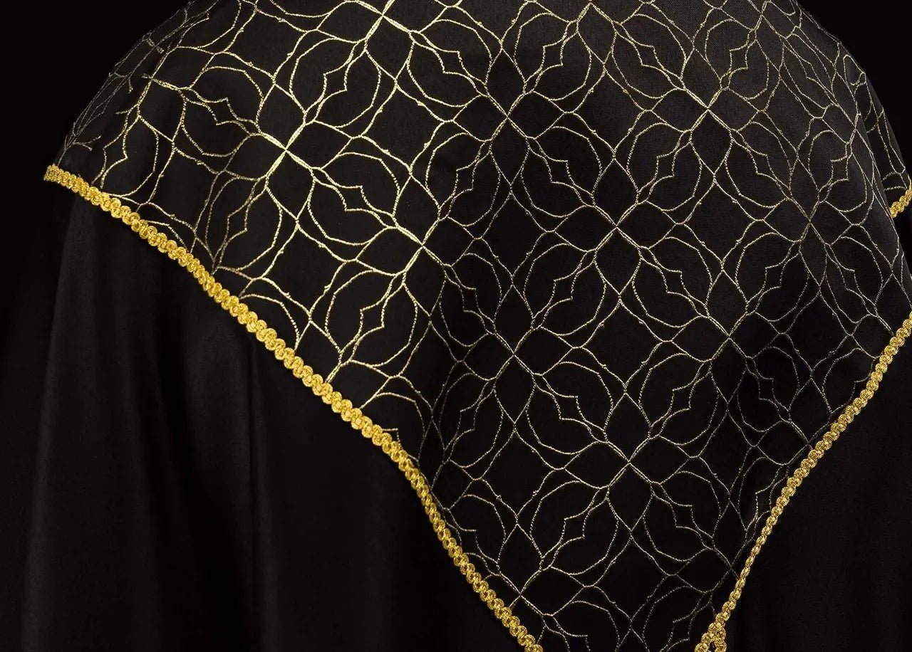 Chape noire brodée ornée de tissu jacquard