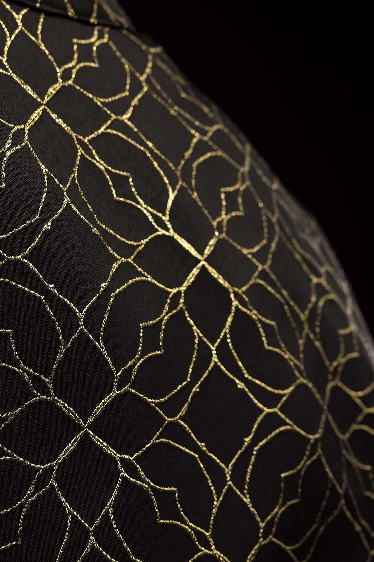 Chape noire brodée ornée de tissu jacquard